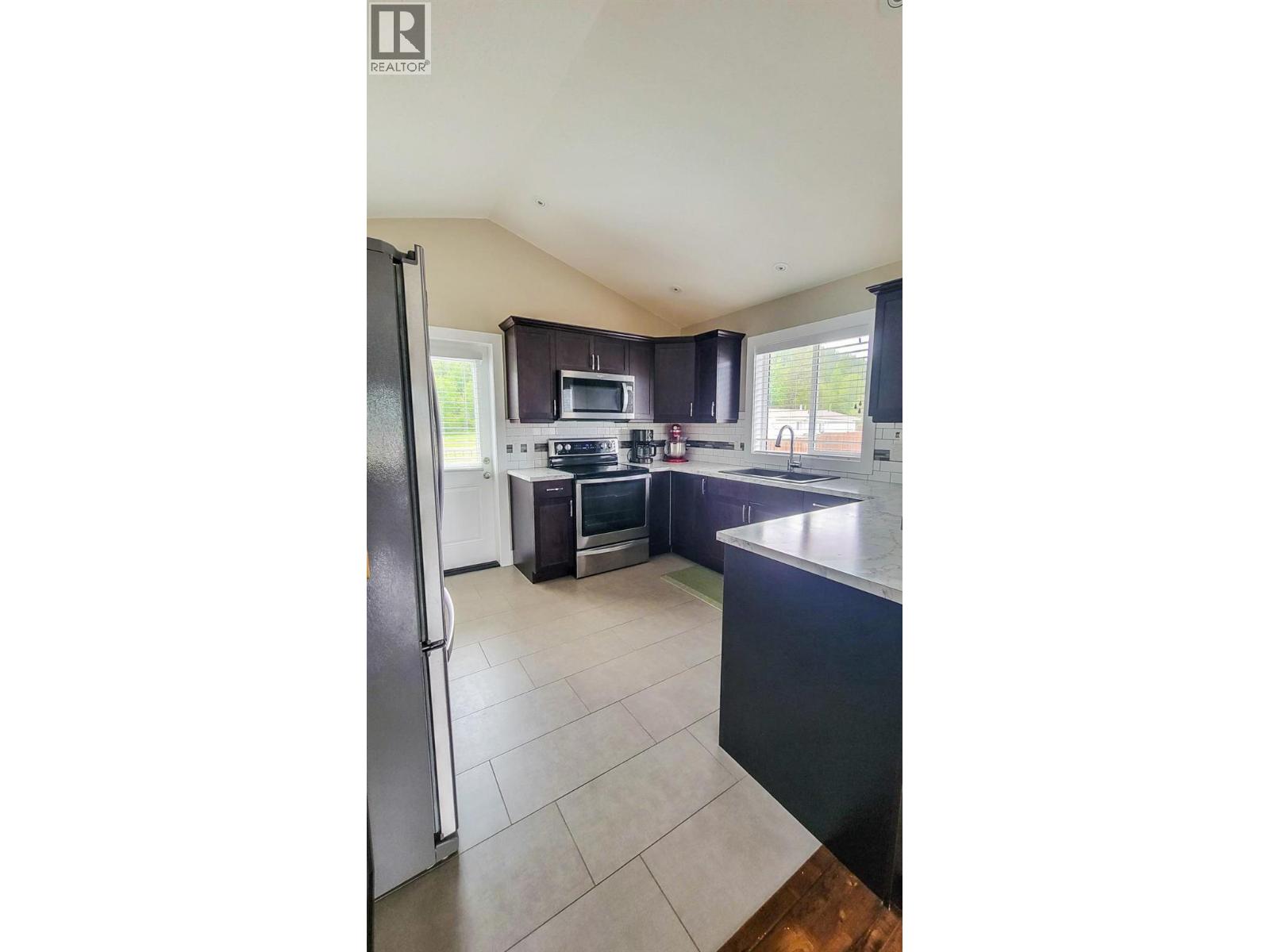 4208 16th Avenue, Castlegar, British Columbia  V1N 4X7 - Photo 8 - 10391386