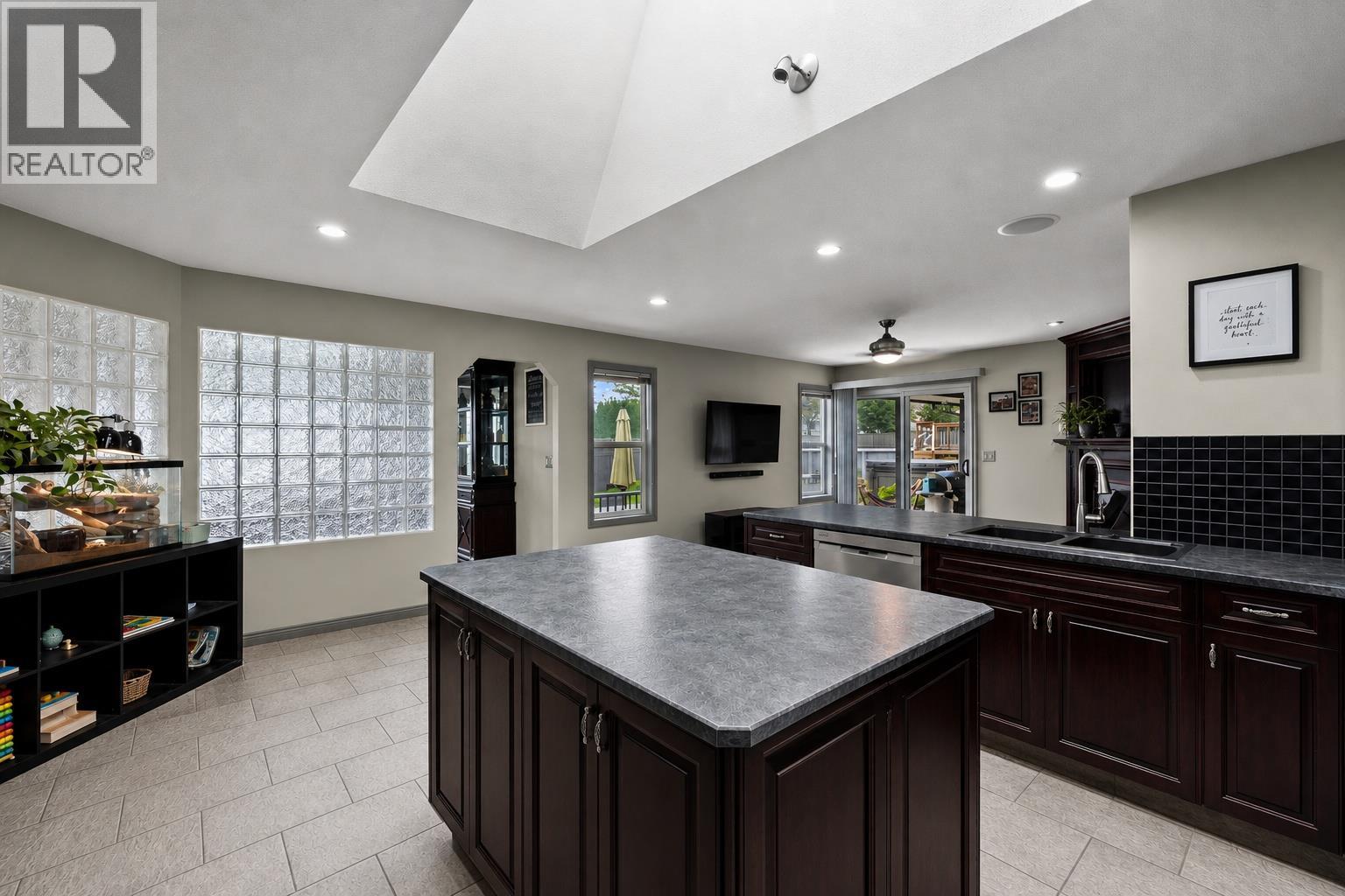 996 Arlington Court, Kamloops, British Columbia  V2B 8T4 - Photo 8 - 10391001