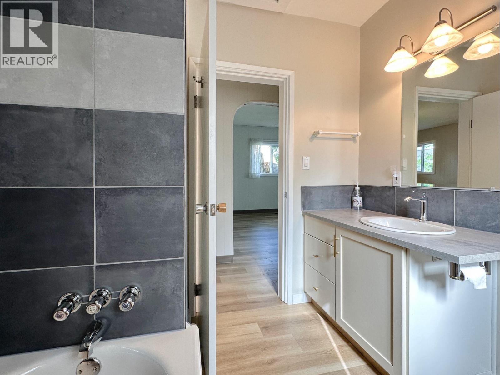 6910 Ponderosa Drive, Osoyoos, British Columbia  V0H 1V3 - Photo 33 - 10391423