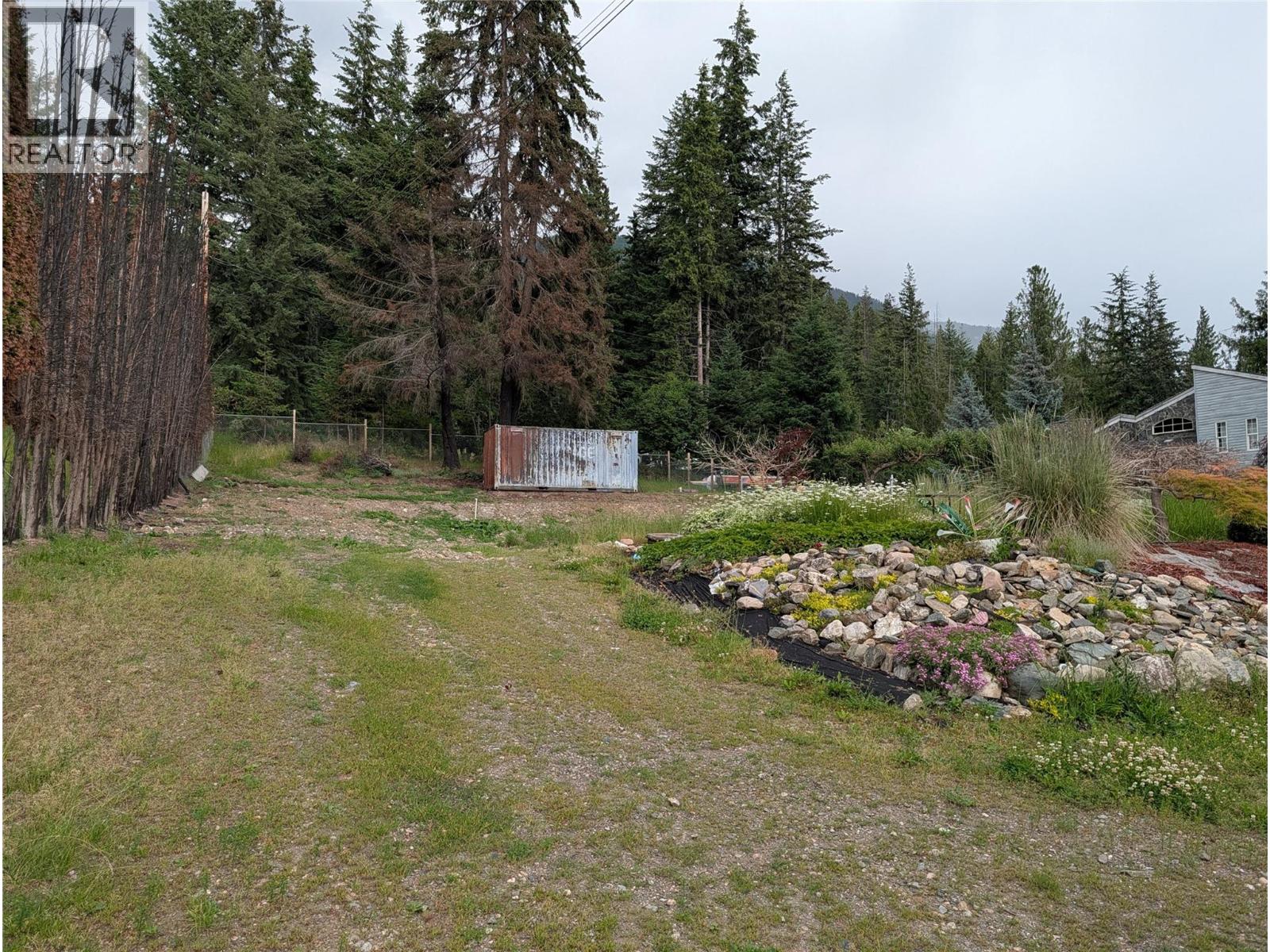 2573 Airstrip Road, Anglemont, British Columbia  V0E 1M7 - Photo 8 - 10391161