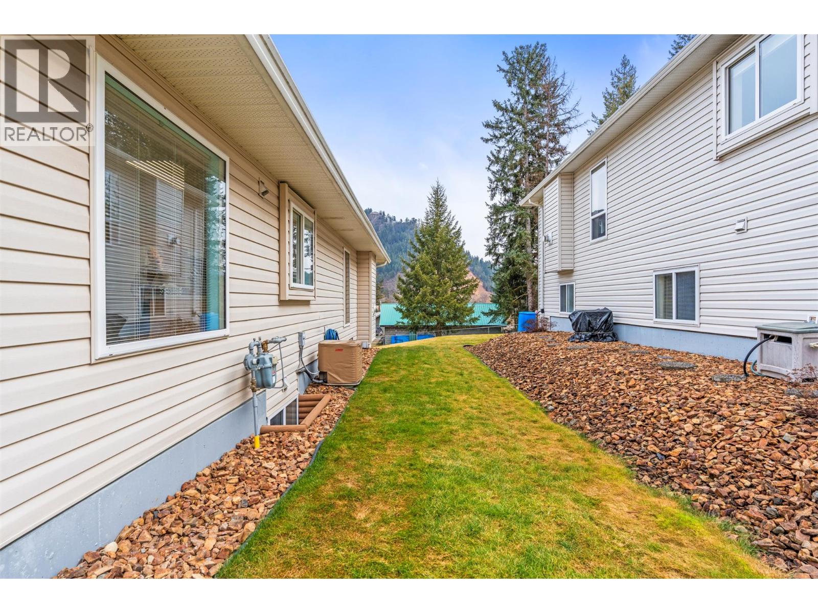 2675 Pine Avenue Unit# 55, Lumby, British Columbia  V0E 2G5 - Photo 60 - 10391420