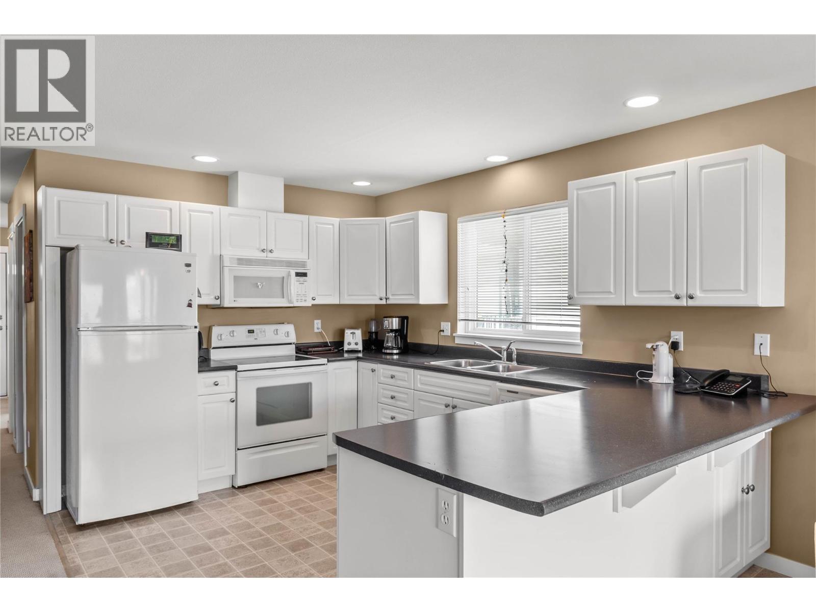 1914 Snowberry Crescent, Kamloops, British Columbia  V1S 1Z8 - Photo 4 - 10390602