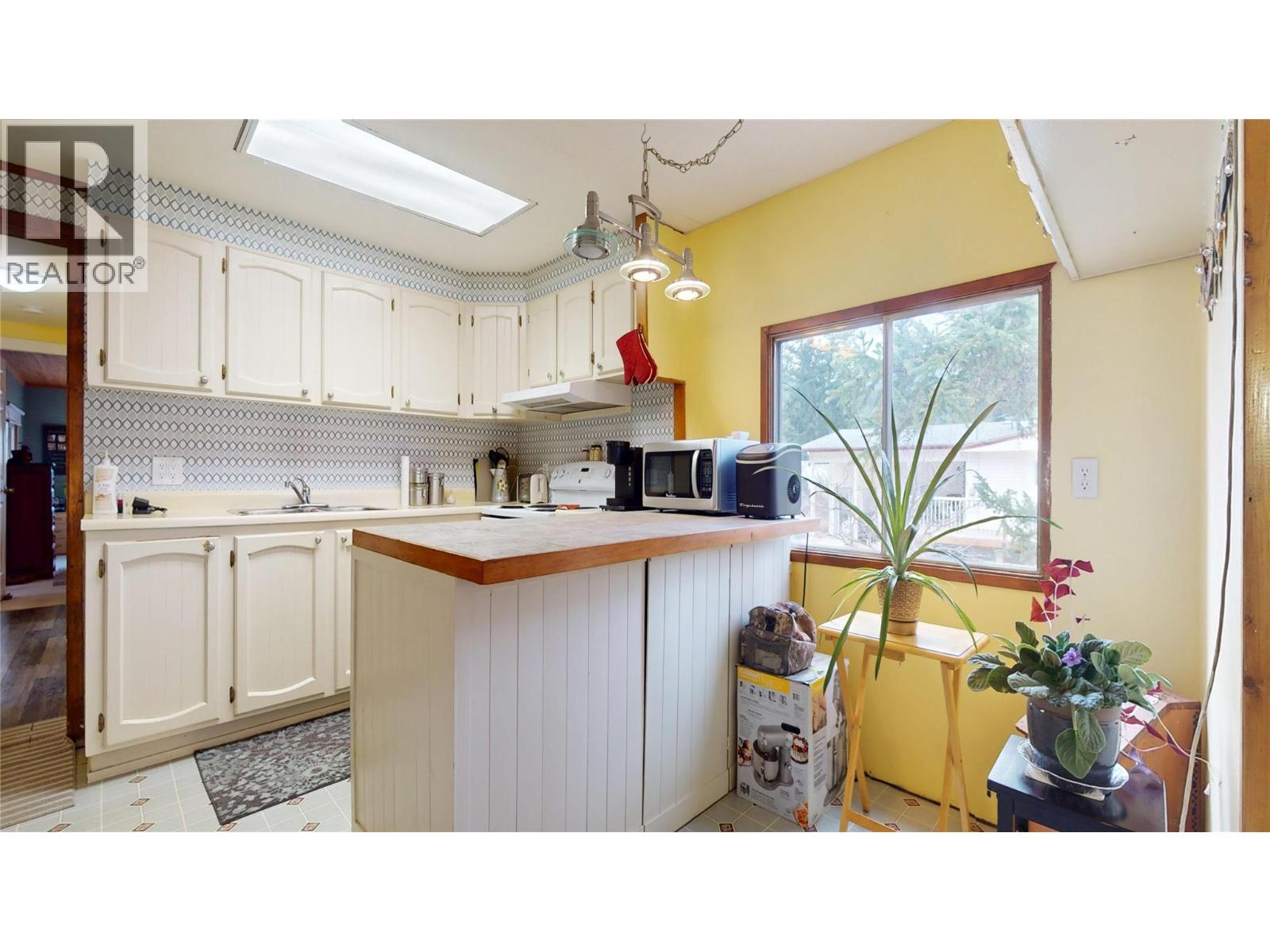 4746 Burns Avenue, Canal Flats, British Columbia  V0B 1B0 - Photo 9 - 10391510