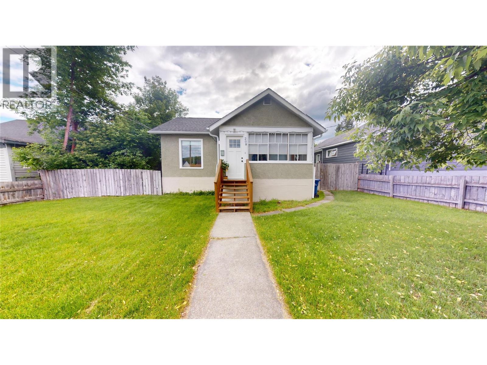 208 8th Avenue S, Cranbrook, British Columbia  V1C 2K8 - Photo 1 - 10390900