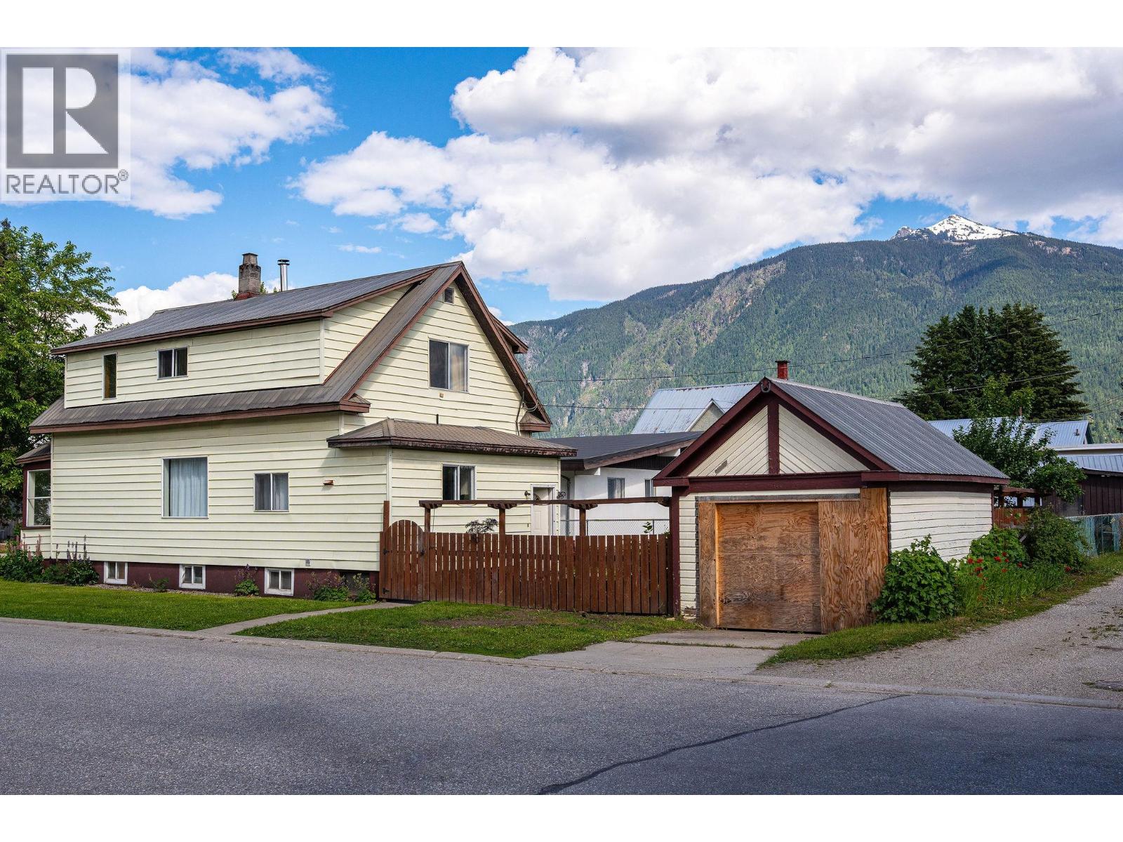 301 Third Street E, Revelstoke, British Columbia  V0E 2S0 - Photo 1 - 10380335