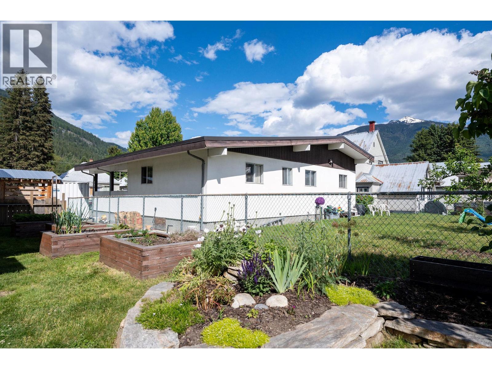 301 Third Street E, Revelstoke, British Columbia  V0E 2S0 - Photo 9 - 10380335