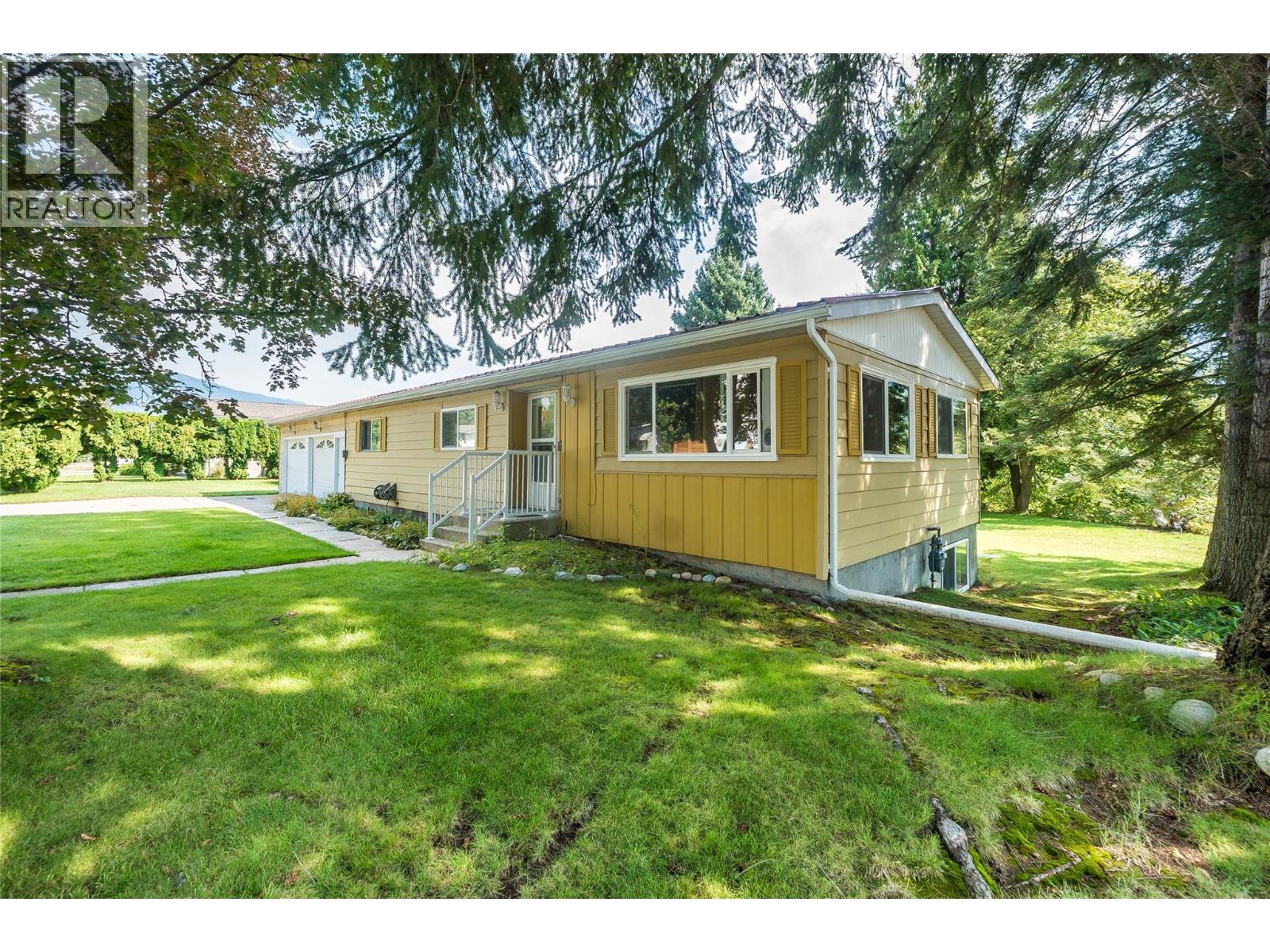 2625 6th Avenue, Castlegar, British Columbia  V1N 2W3 - Photo 1 - 10391397