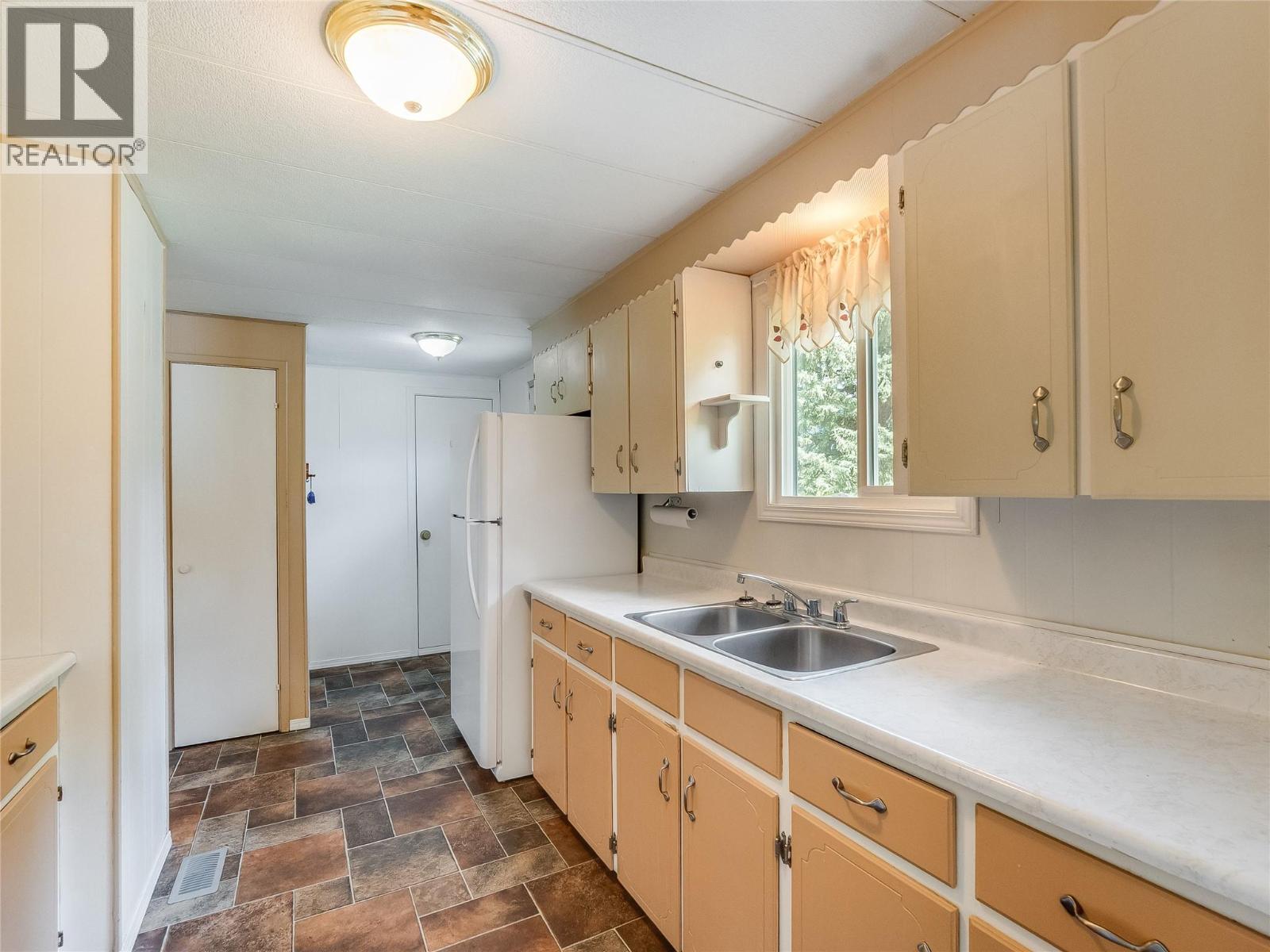 2625 6th Avenue, Castlegar, British Columbia  V1N 2W3 - Photo 15 - 10391397