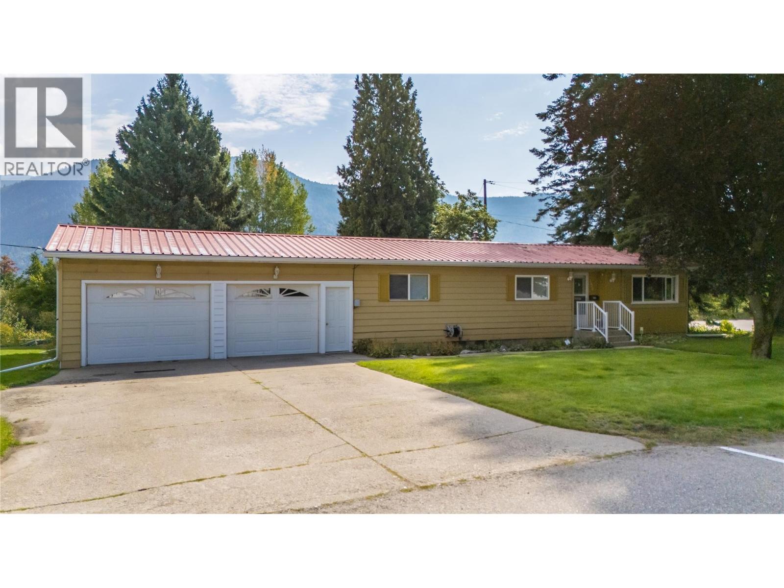 2625 6th Avenue, Castlegar, British Columbia  V1N 2W3 - Photo 2 - 10391397