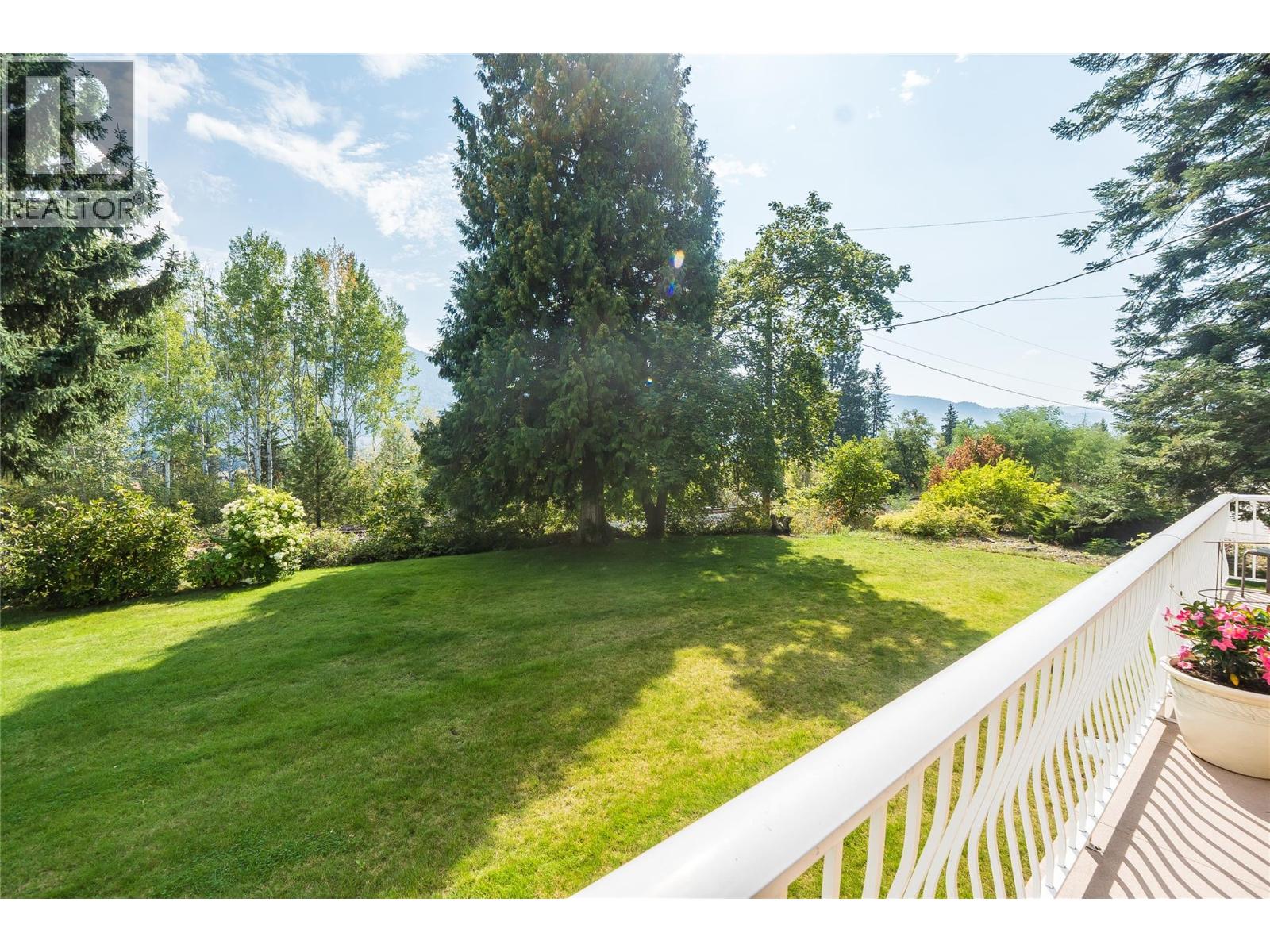2625 6th Avenue, Castlegar, British Columbia  V1N 2W3 - Photo 4 - 10391397