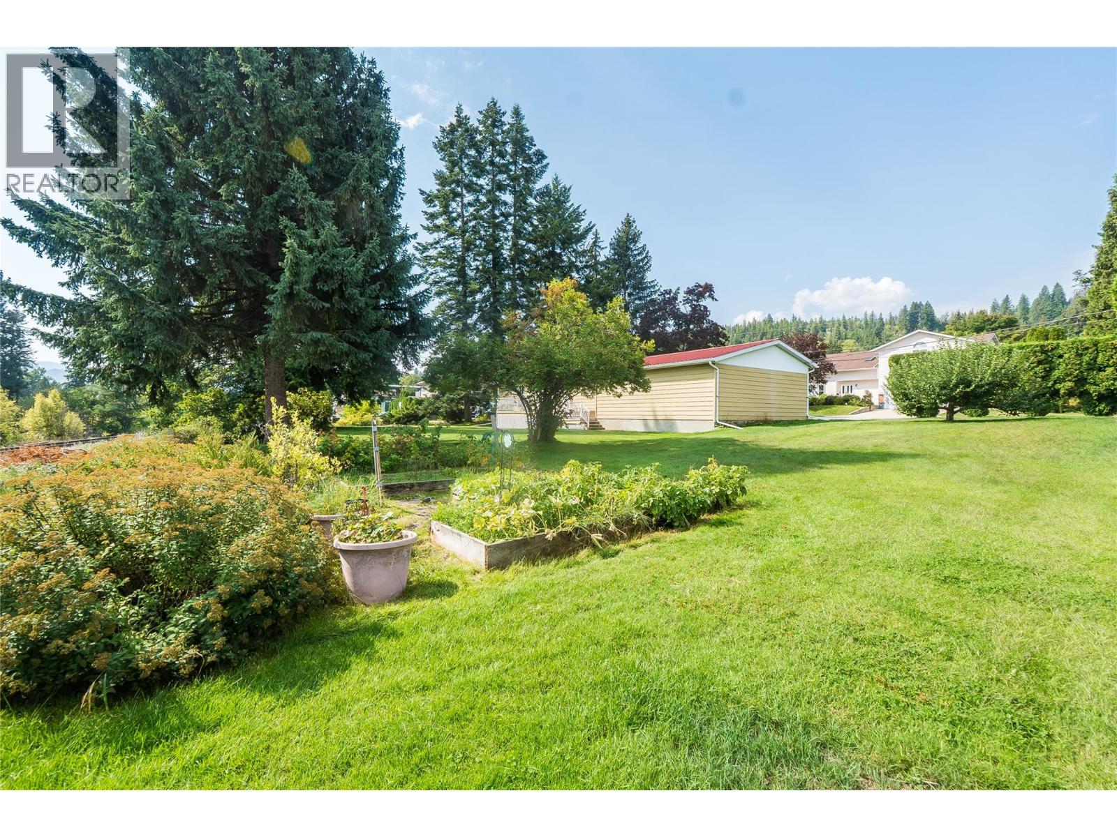 2625 6th Avenue, Castlegar, British Columbia  V1N 2W3 - Photo 45 - 10391397
