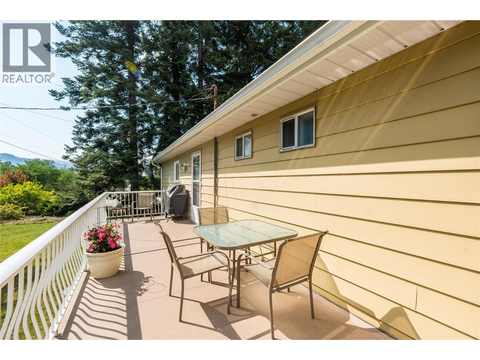 2625 6th Avenue, Castlegar, British Columbia  V1N 2W3 - Photo 52 - 10391397