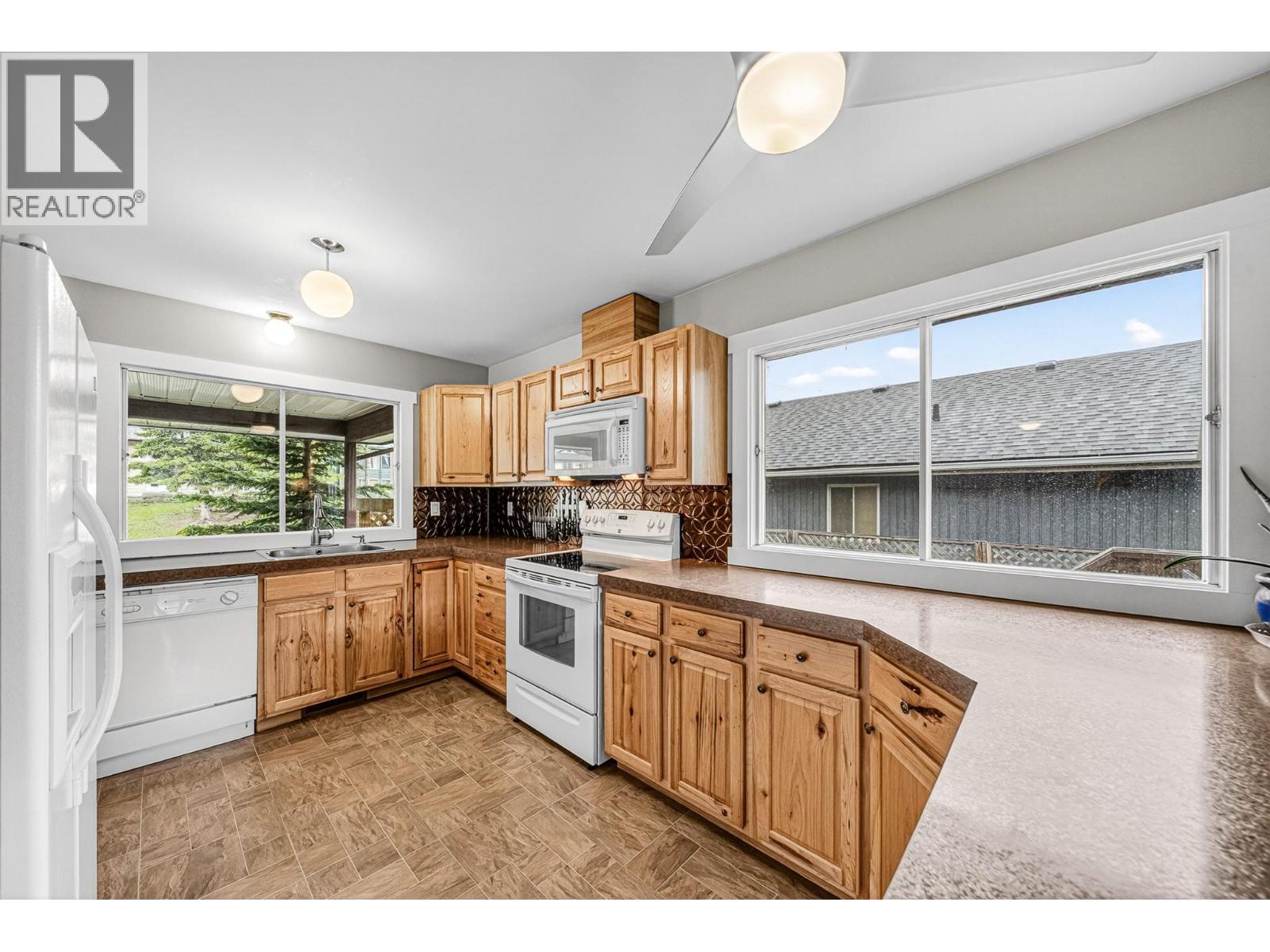 910 Alpine Way, Elkford, British Columbia  V0B 1H0 - Photo 10 - 10389724