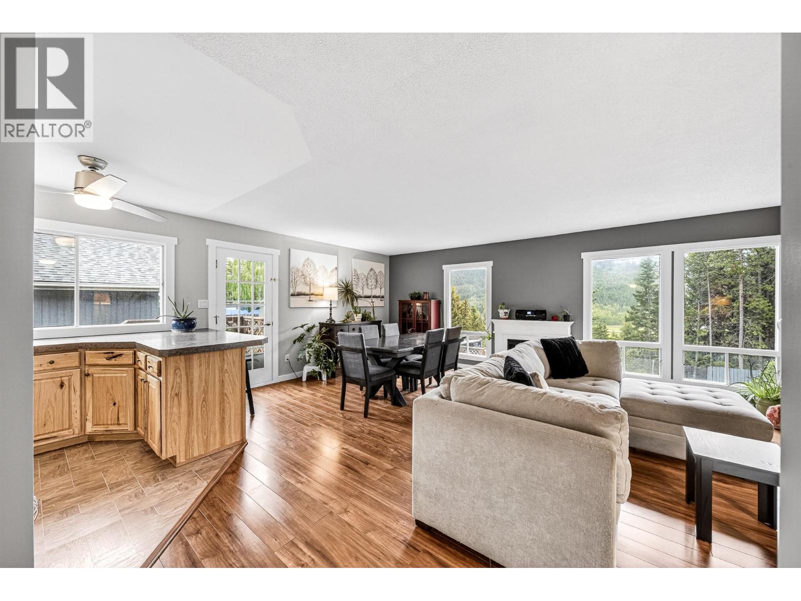 910 Alpine Way, Elkford, British Columbia  V0B 1H0 - Photo 2 - 10389724
