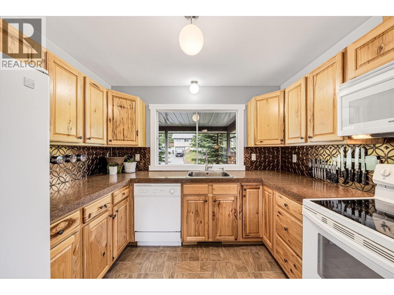 910 Alpine Way, Elkford, British Columbia  V0B 1H0 - Photo 6 - 10389724