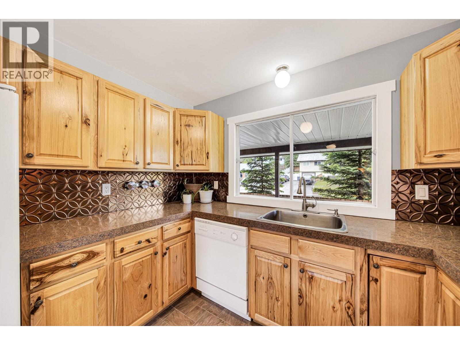 910 Alpine Way, Elkford, British Columbia  V0B 1H0 - Photo 7 - 10389724