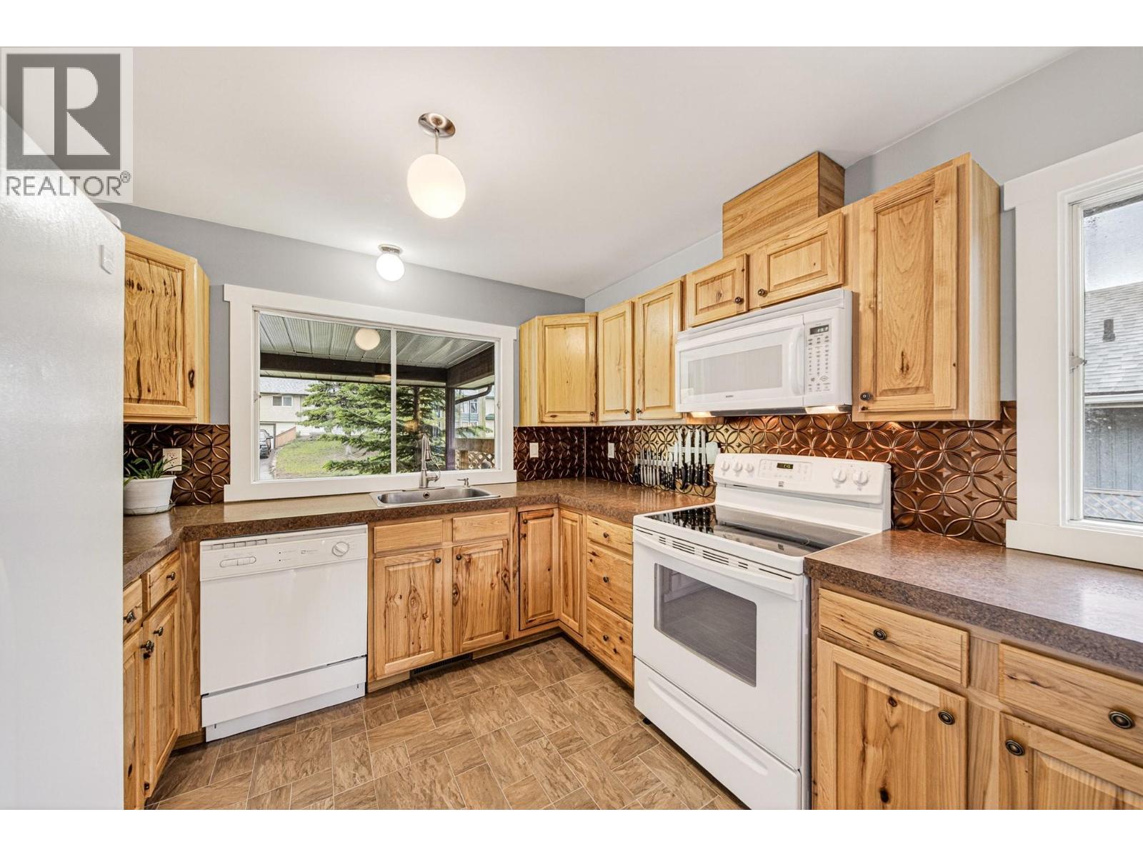 910 Alpine Way, Elkford, British Columbia  V0B 1H0 - Photo 8 - 10389724