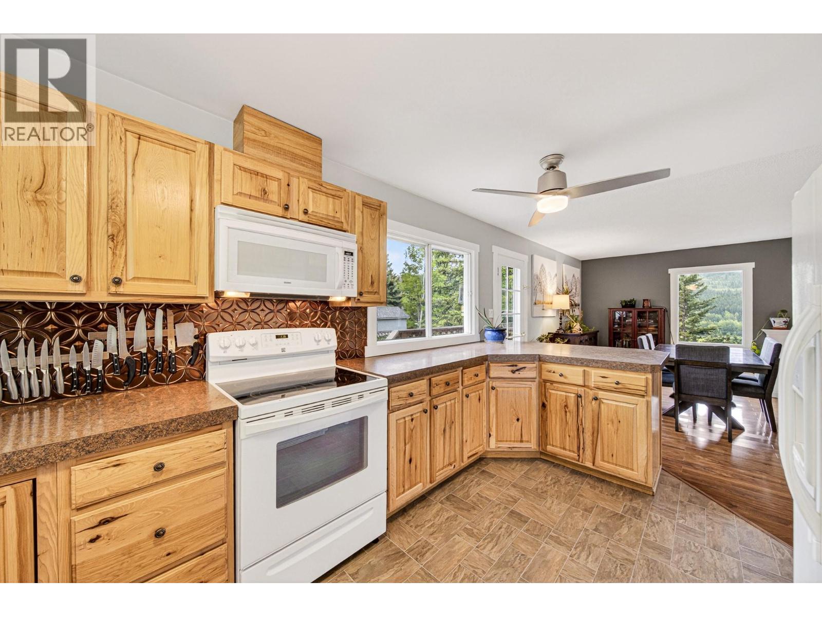 910 Alpine Way, Elkford, British Columbia  V0B 1H0 - Photo 9 - 10389724