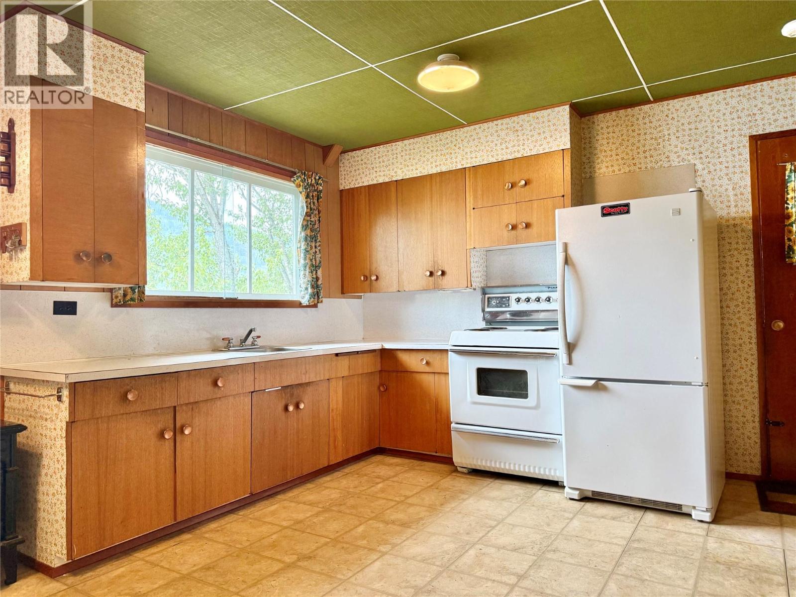 163 Brown Road, Christina Lake, British Columbia  V0H 1E2 - Photo 4 - 10391433