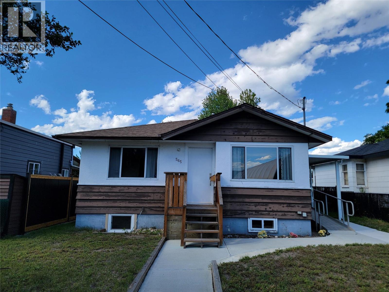 565 Eckhardt Avenue W, Penticton, British Columbia  V2A 2A5 - Photo 1 - 10391679