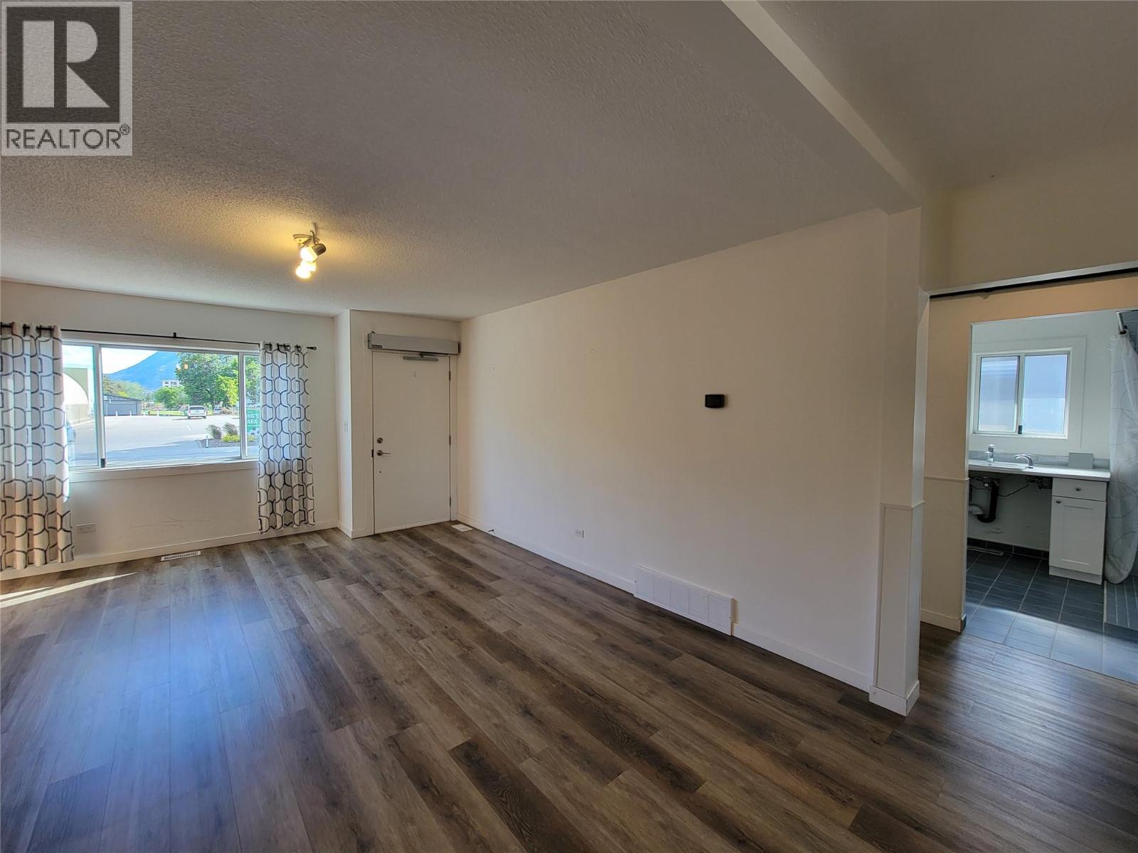 565 Eckhardt Avenue W, Penticton, British Columbia  V2A 2A5 - Photo 12 - 10391679