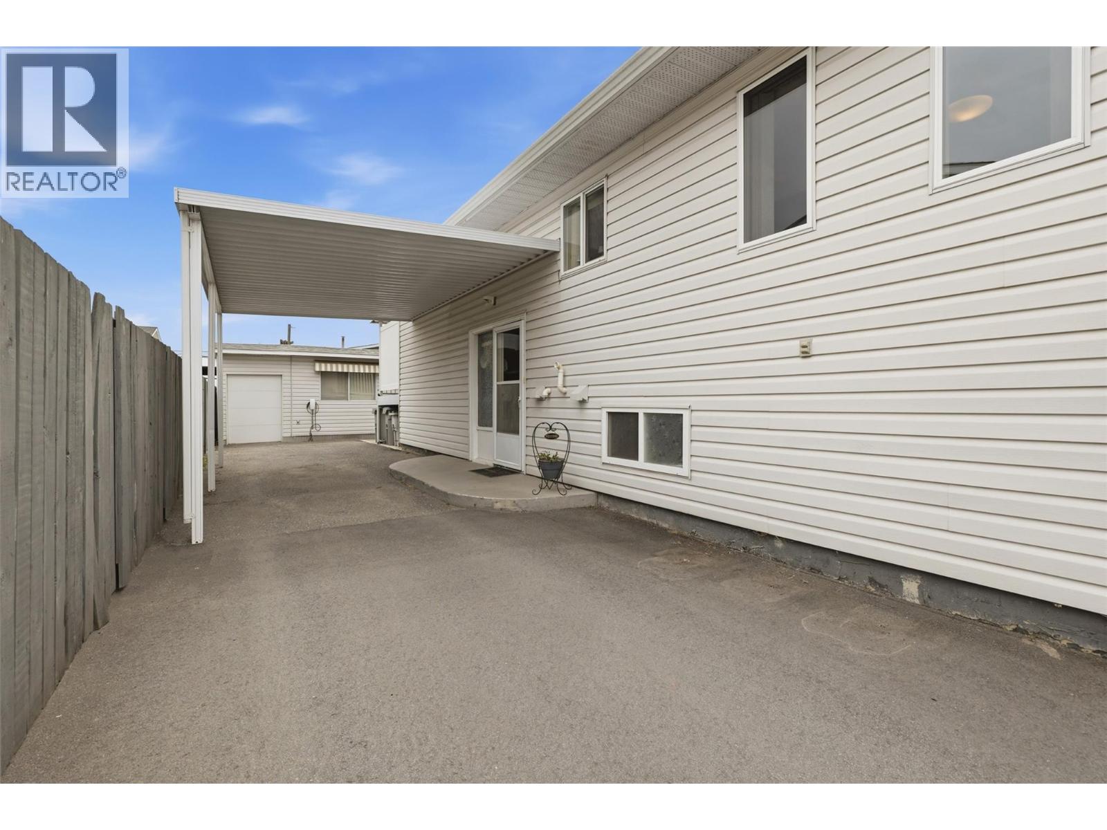 1075 Acadia Place, Kamloops, British Columbia  V2B 7Z5 - Photo 2 - 10391714