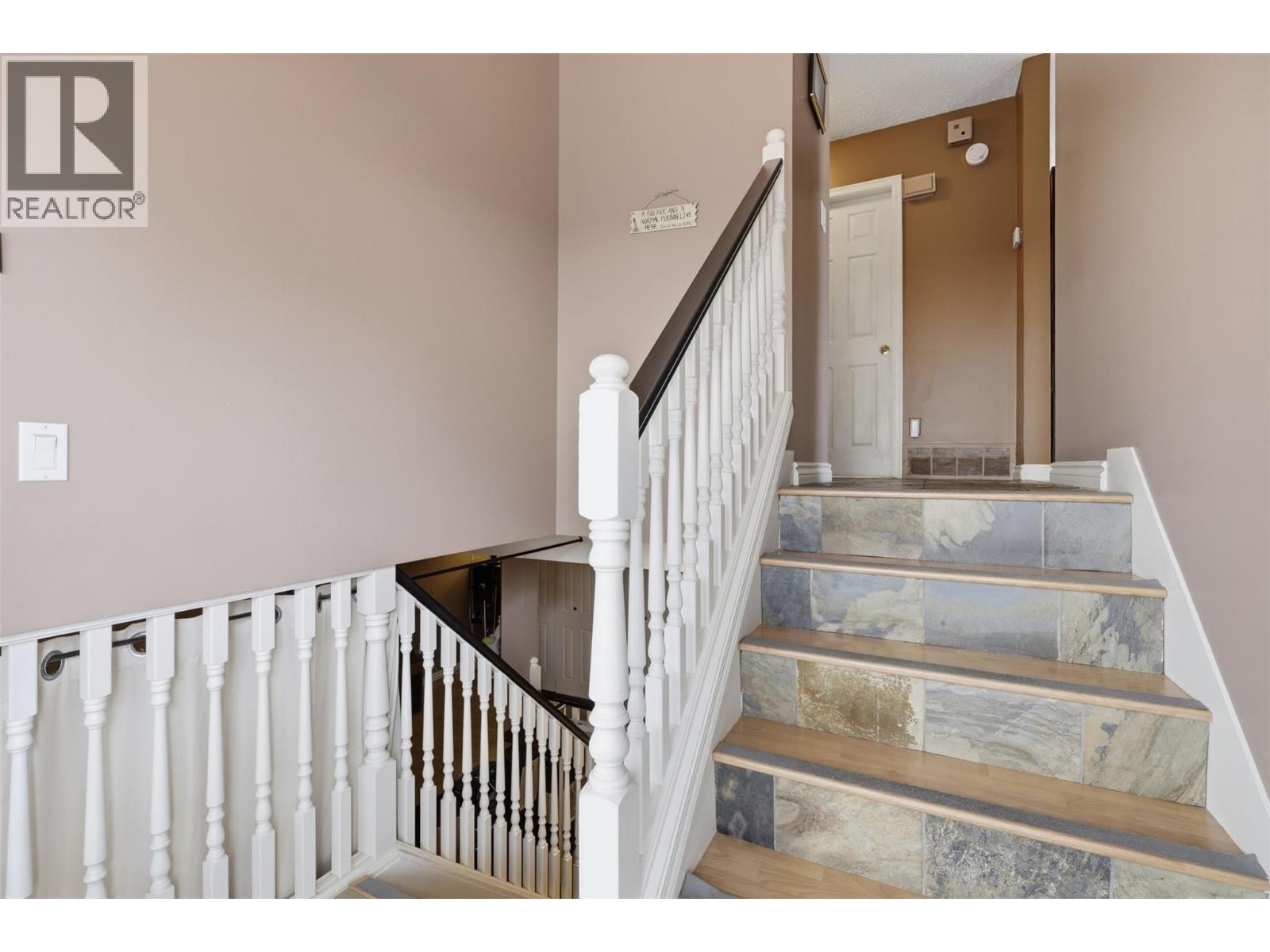 1075 Acadia Place, Kamloops, British Columbia  V2B 7Z5 - Photo 4 - 10391714