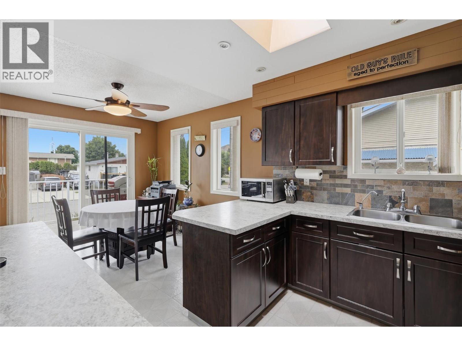 1075 Acadia Place, Kamloops, British Columbia  V2B 7Z5 - Photo 5 - 10391714