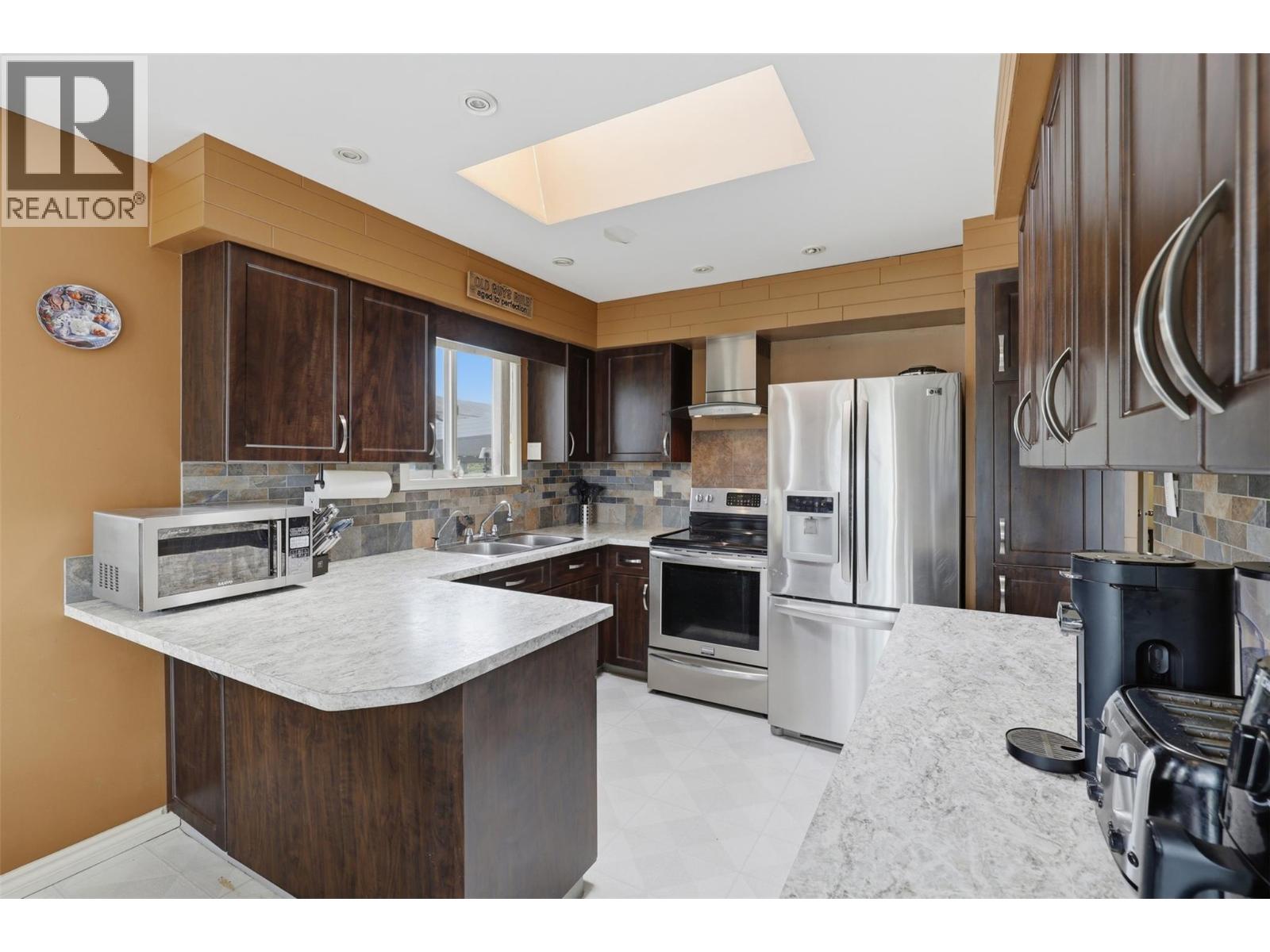 1075 Acadia Place, Kamloops, British Columbia  V2B 7Z5 - Photo 8 - 10391714