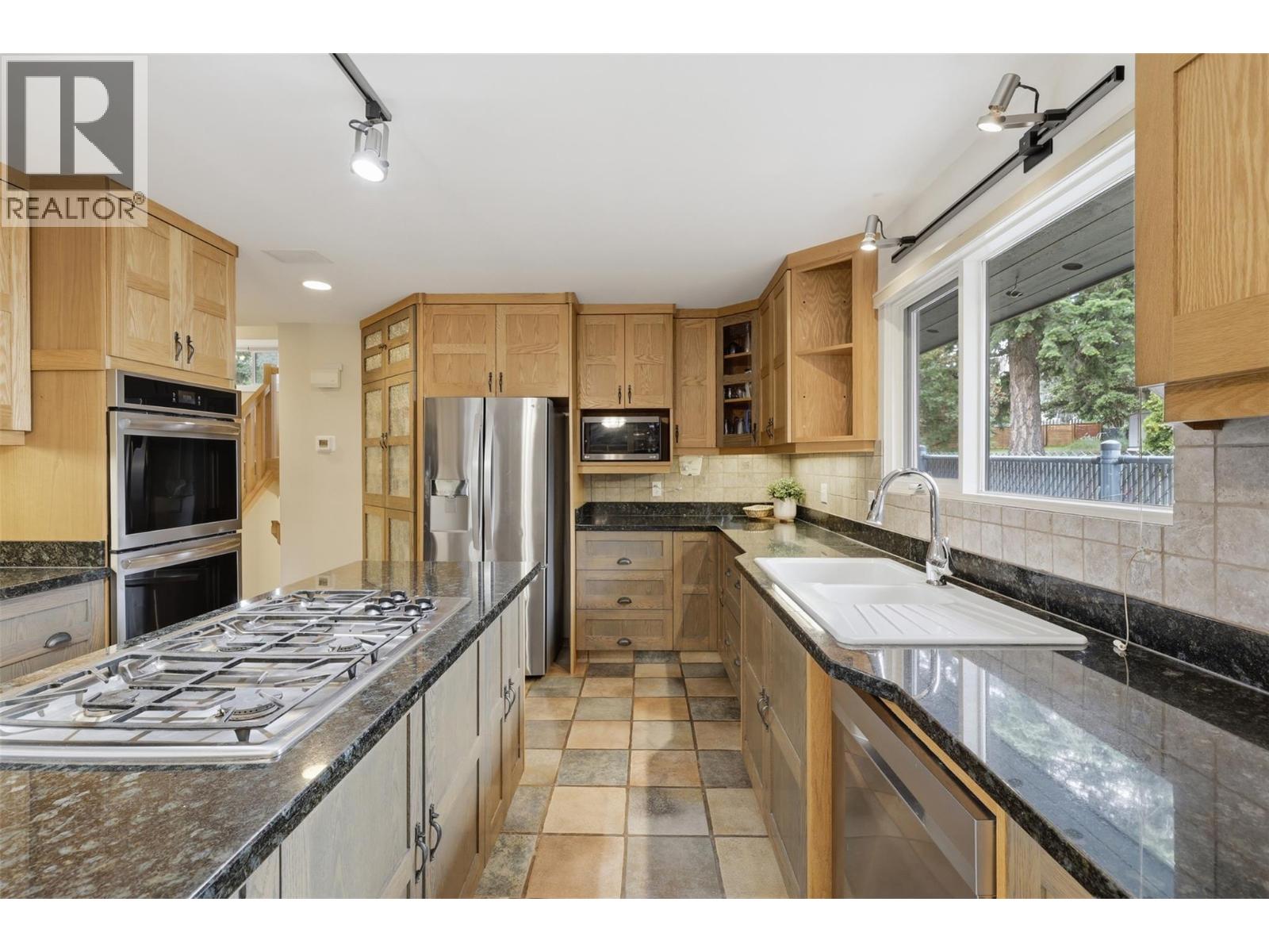 2245 Crescent Drive, Kamloops, British Columbia  V2C 4S7 - Photo 10 - 10389944