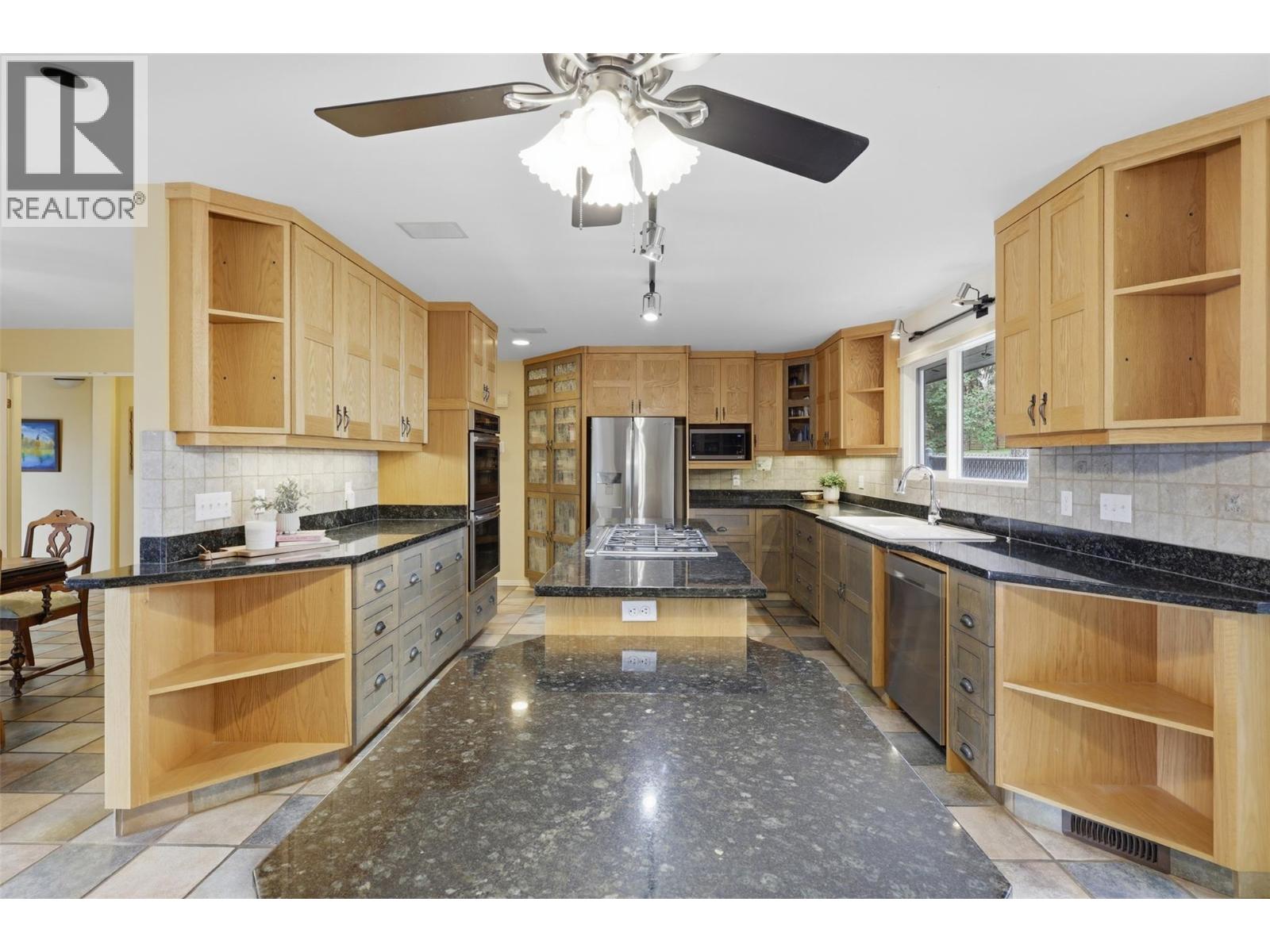2245 Crescent Drive, Kamloops, British Columbia  V2C 4S7 - Photo 4 - 10389944