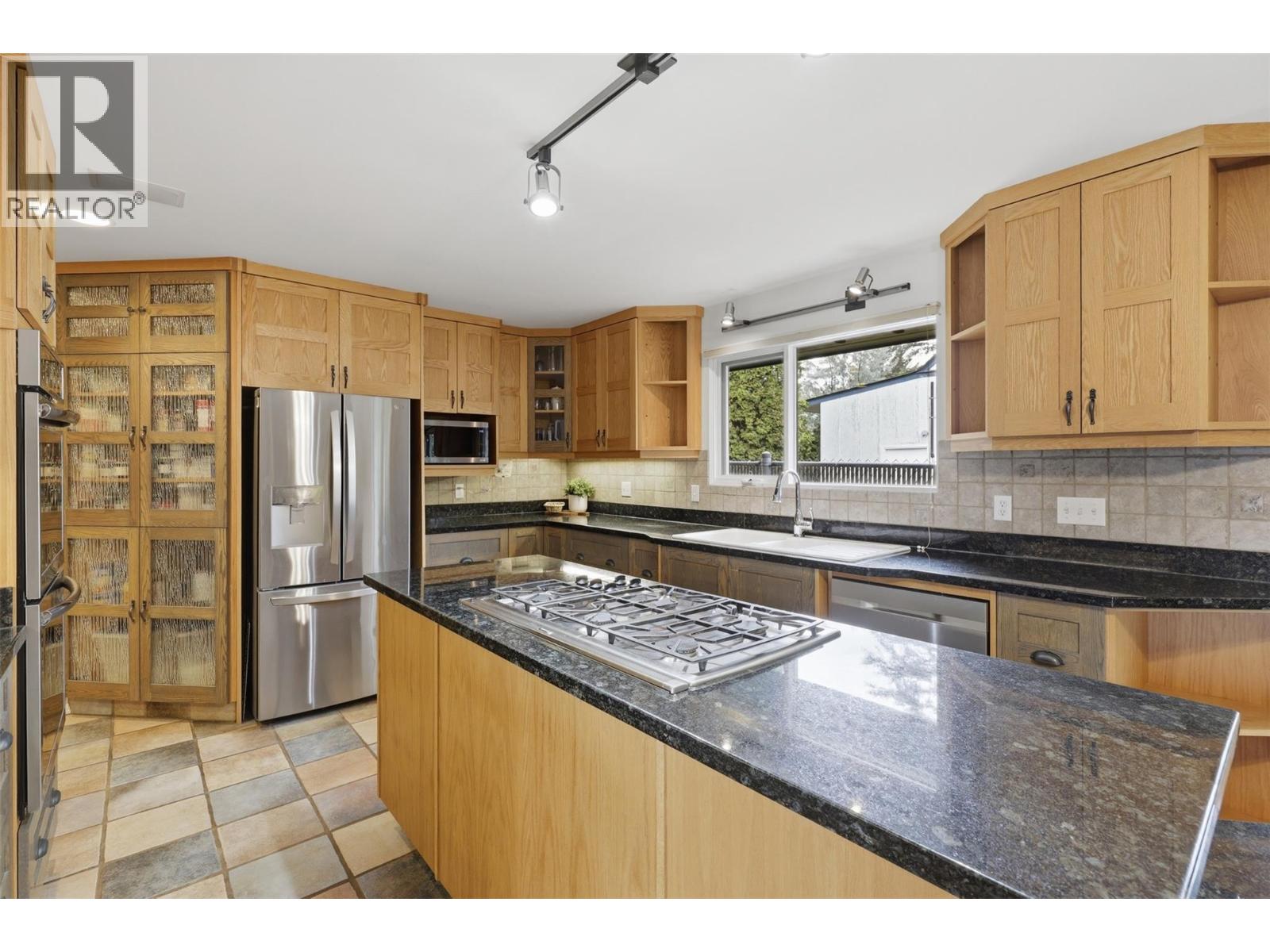 2245 Crescent Drive, Kamloops, British Columbia  V2C 4S7 - Photo 5 - 10389944