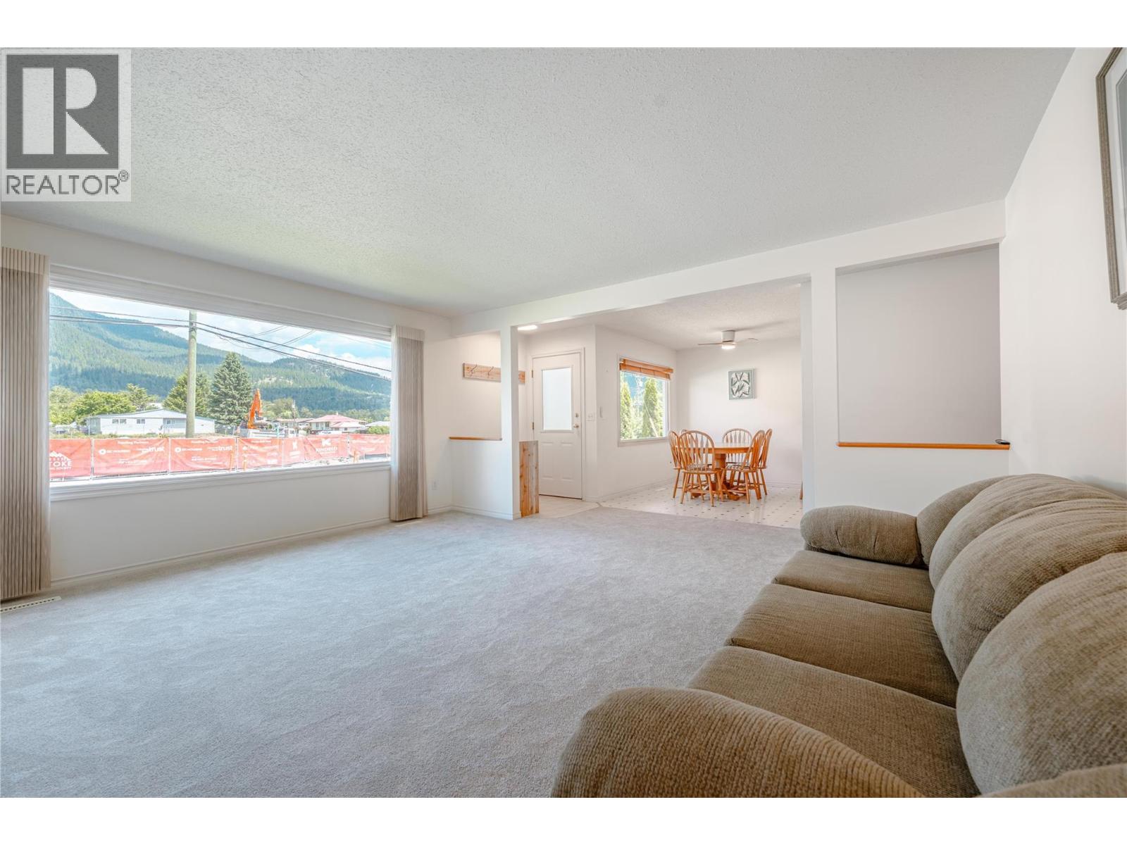 815 Fourth Street E, Revelstoke, British Columbia  V0E 2S0 - Photo 4 - 10391570