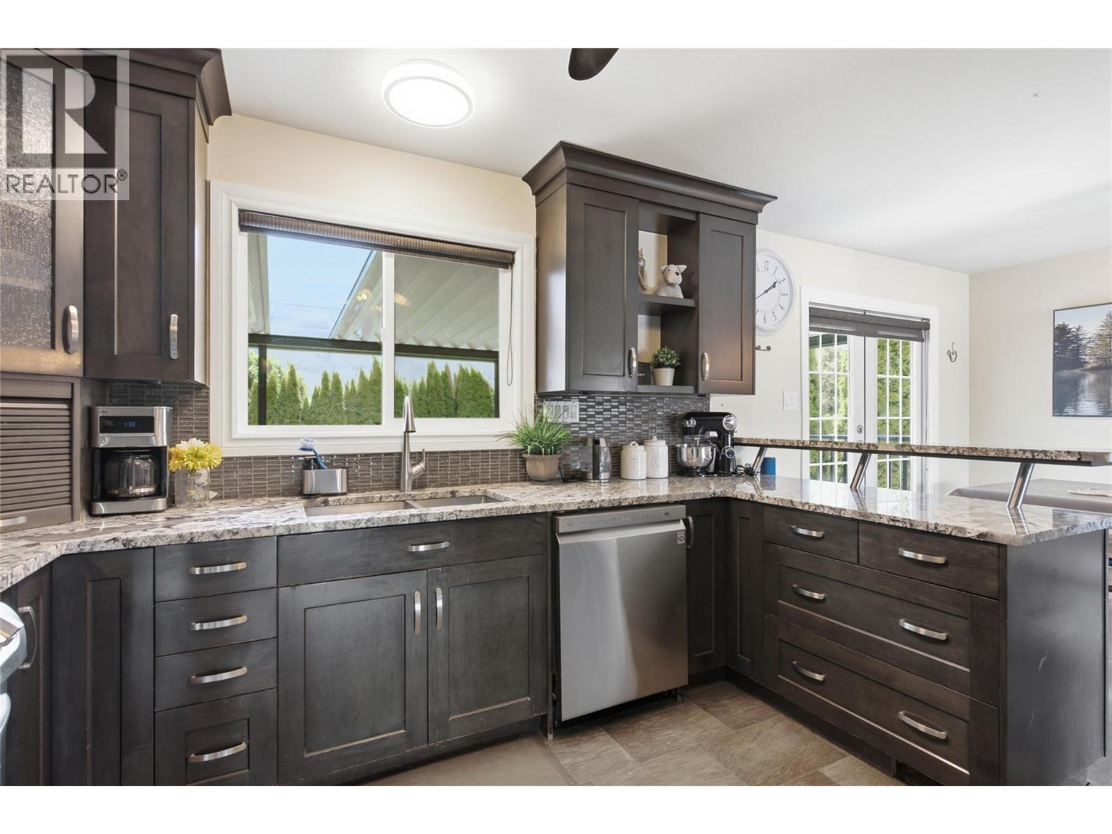 2555 Glenview Avenue, Kamloops, British Columbia  V2B 4L5 - Photo 10 - 10391029