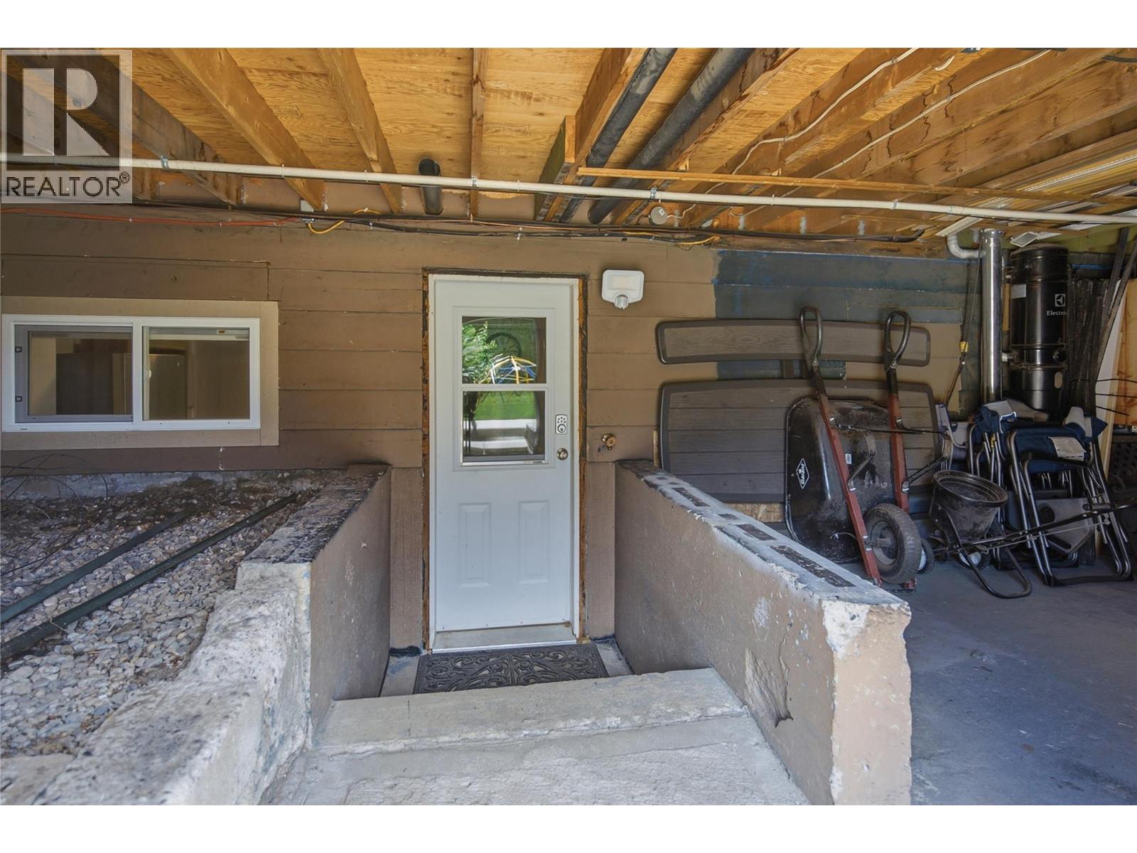 2555 Glenview Avenue, Kamloops, British Columbia  V2B 4L5 - Photo 34 - 10391029