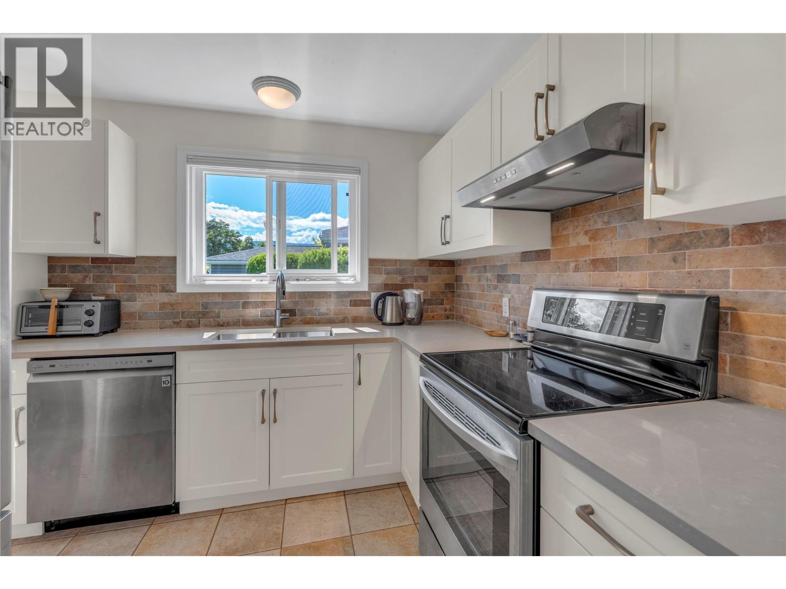 64 Kingfisher Drive, Penticton, British Columbia  V2A 8K6 - Photo 11 - 10390067