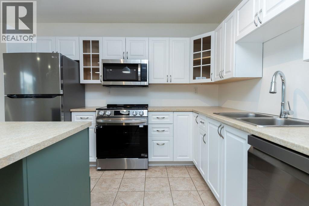 393 Waddington Drive, Kamloops, British Columbia  V2E 1S3 - Photo 2 - 10391845