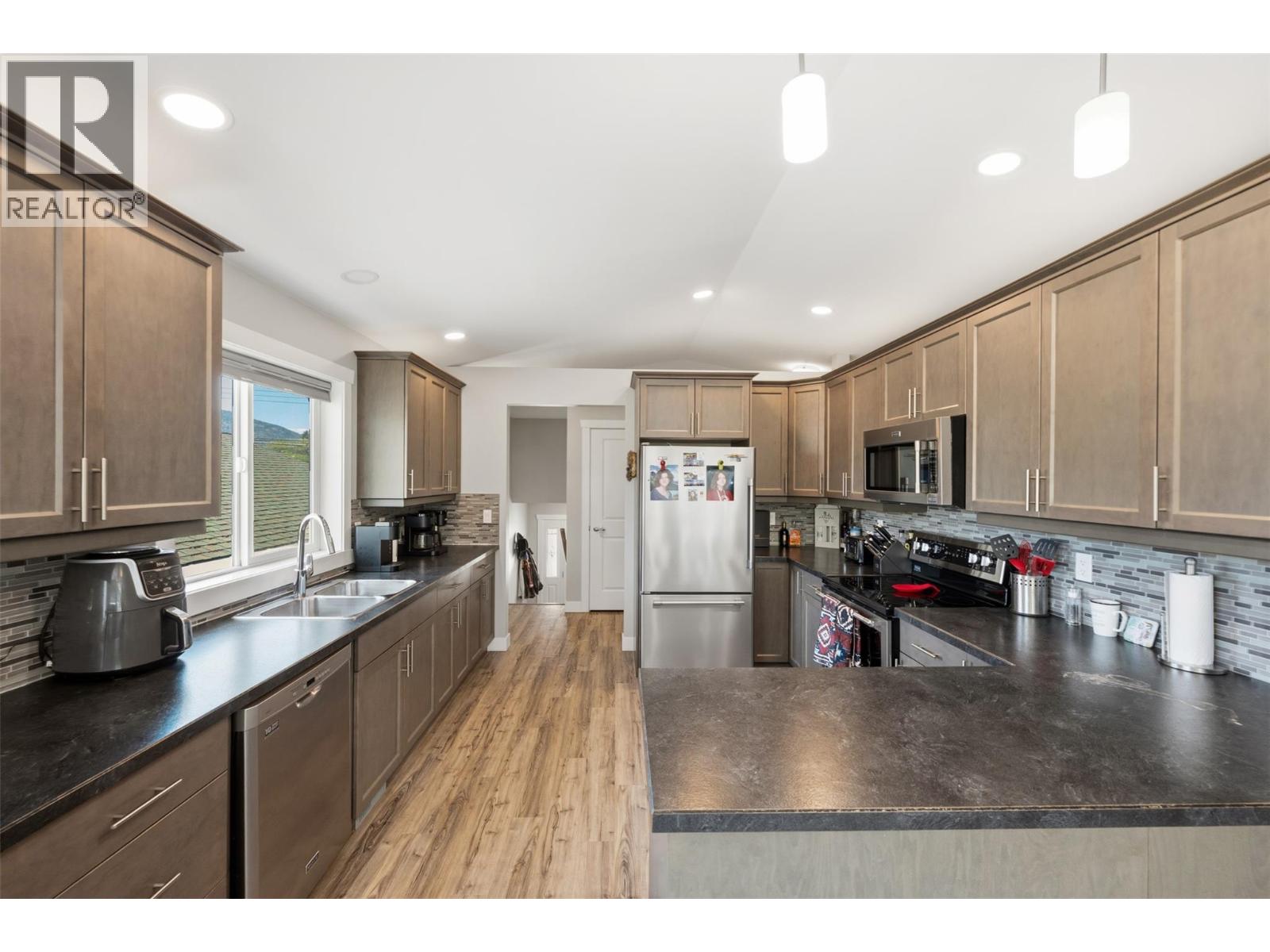 28 Huth Avenue, Penticton, British Columbia  V2A 7S8 - Photo 3 - 10391899