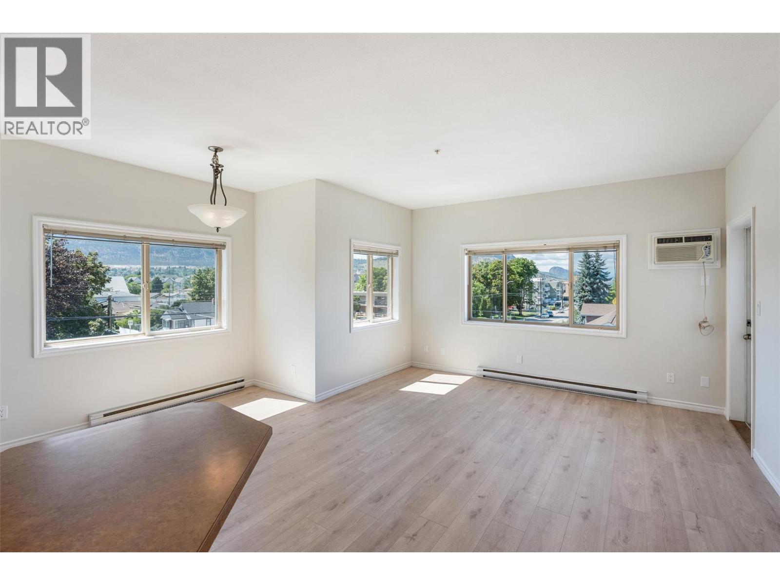 196 Wade Avenue W Unit# 301, Penticton, British Columbia  V2A 1T6 - Photo 2 - 10391857