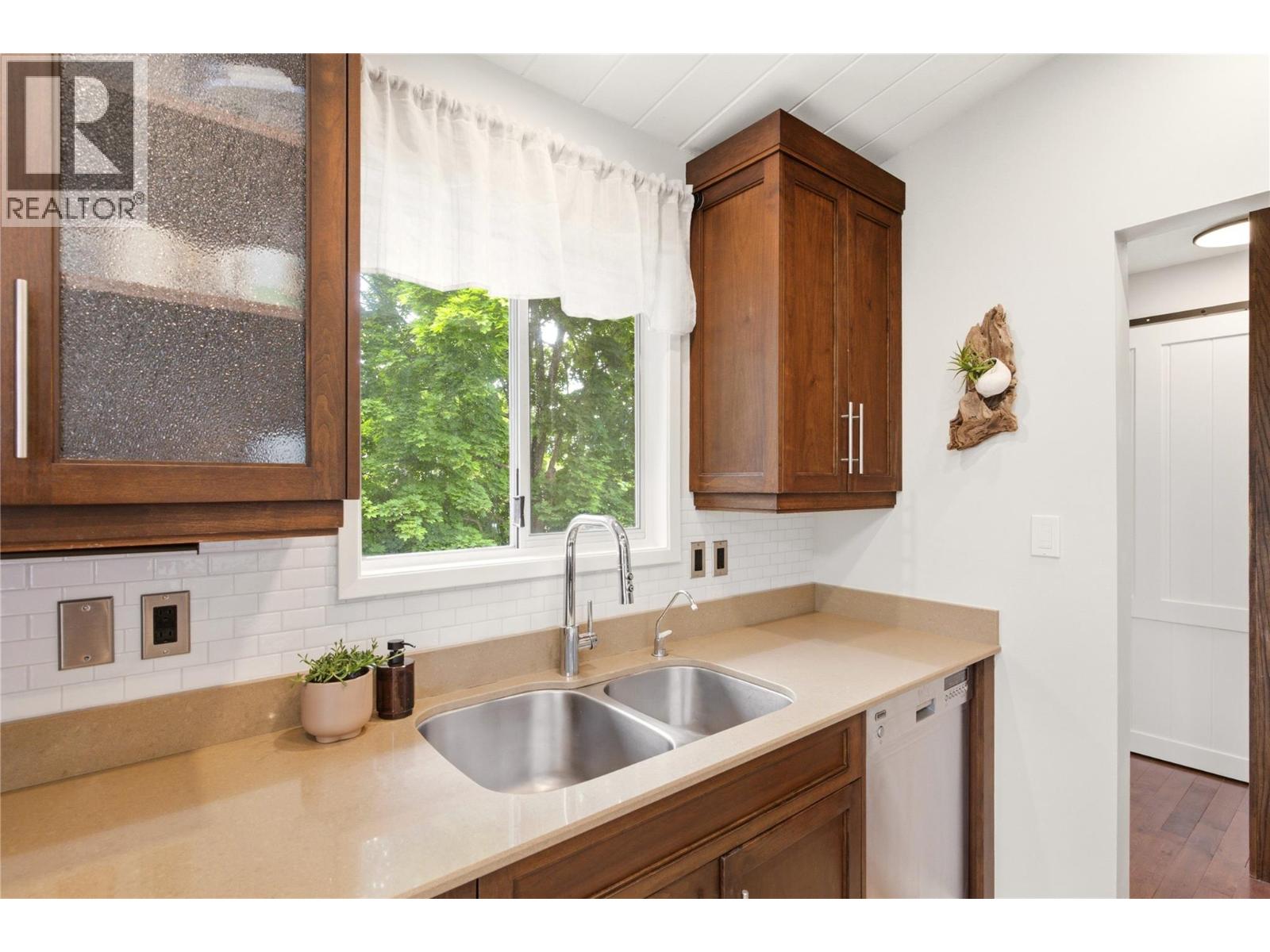 2668 Longhill Road, Kelowna, British Columbia  V1V 2G5 - Photo 8 - 10390760