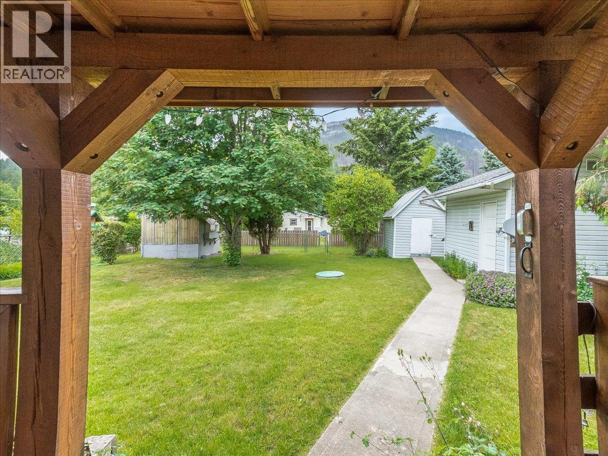 507 Arthur Street, Slocan, British Columbia  V0G 2C0 - Photo 9 - 10391363