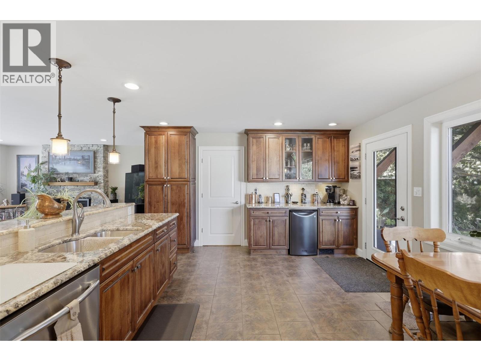 2524 Tupela Drive, Kamloops, British Columbia  V2B 6V6 - Photo 6 - 10391439