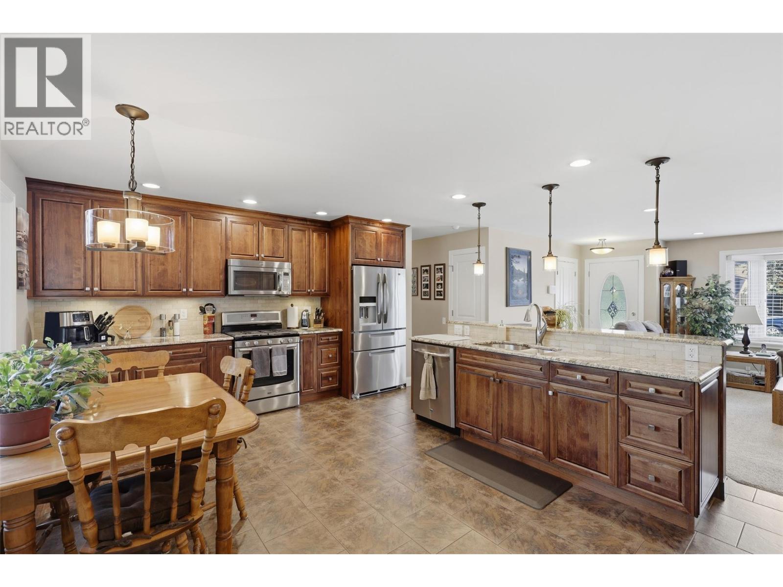 2524 Tupela Drive, Kamloops, British Columbia  V2B 6V6 - Photo 7 - 10391439