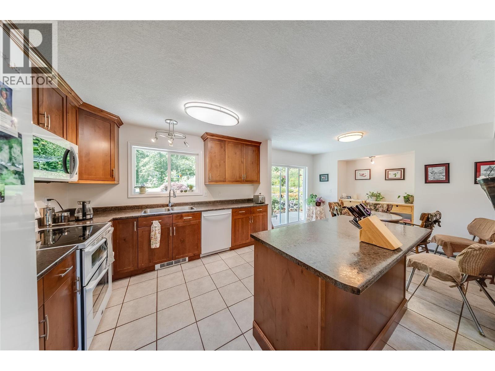 3404 Southridge Drive, Castlegar, British Columbia  V1N 4A7 - Photo 15 - 10391389
