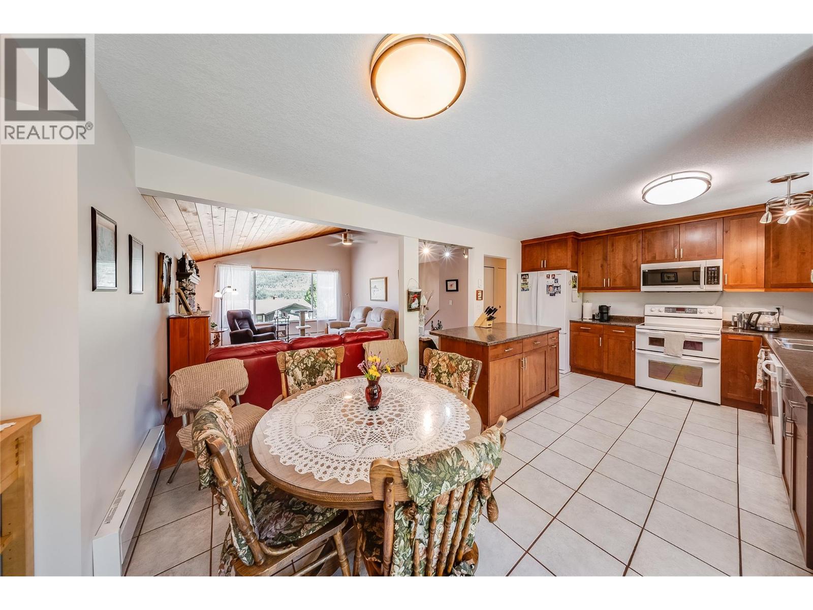 3404 Southridge Drive, Castlegar, British Columbia  V1N 4A7 - Photo 16 - 10391389