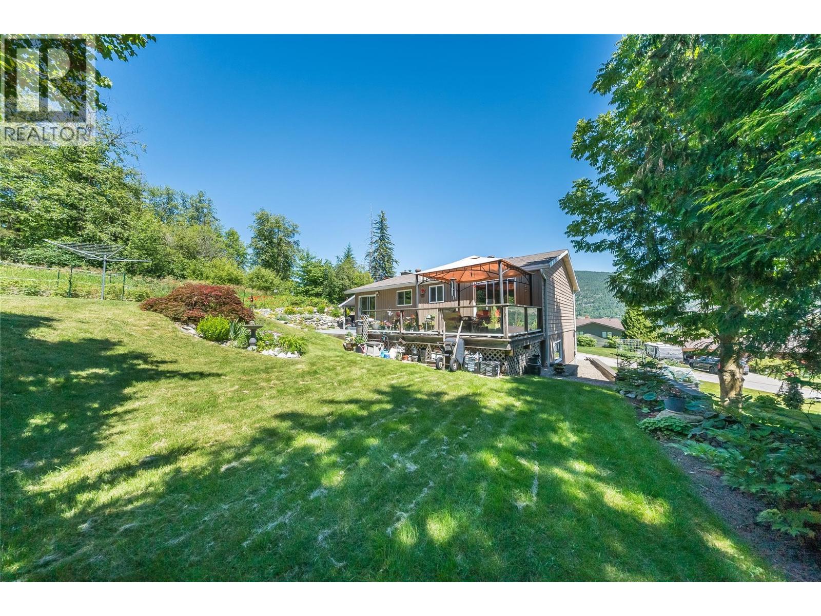 3404 Southridge Drive, Castlegar, British Columbia  V1N 4A7 - Photo 6 - 10391389