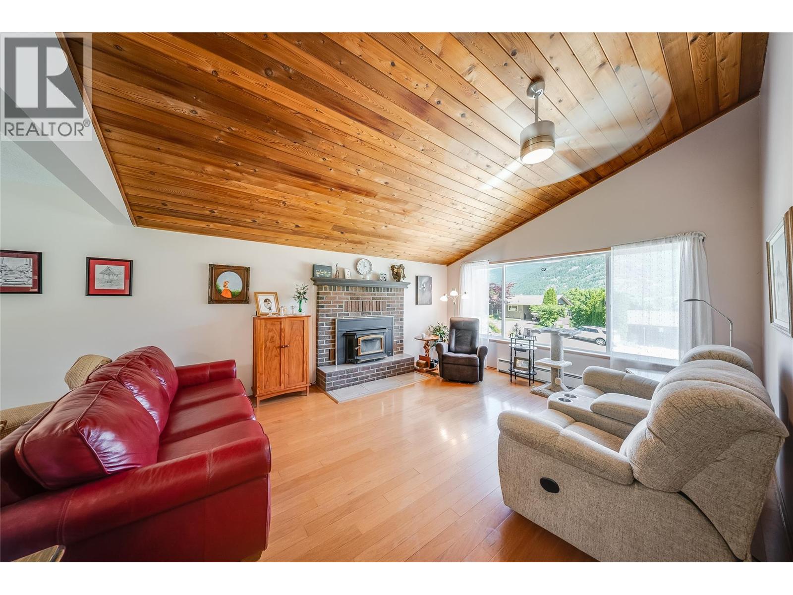 3404 Southridge Drive, Castlegar, British Columbia  V1N 4A7 - Photo 8 - 10391389