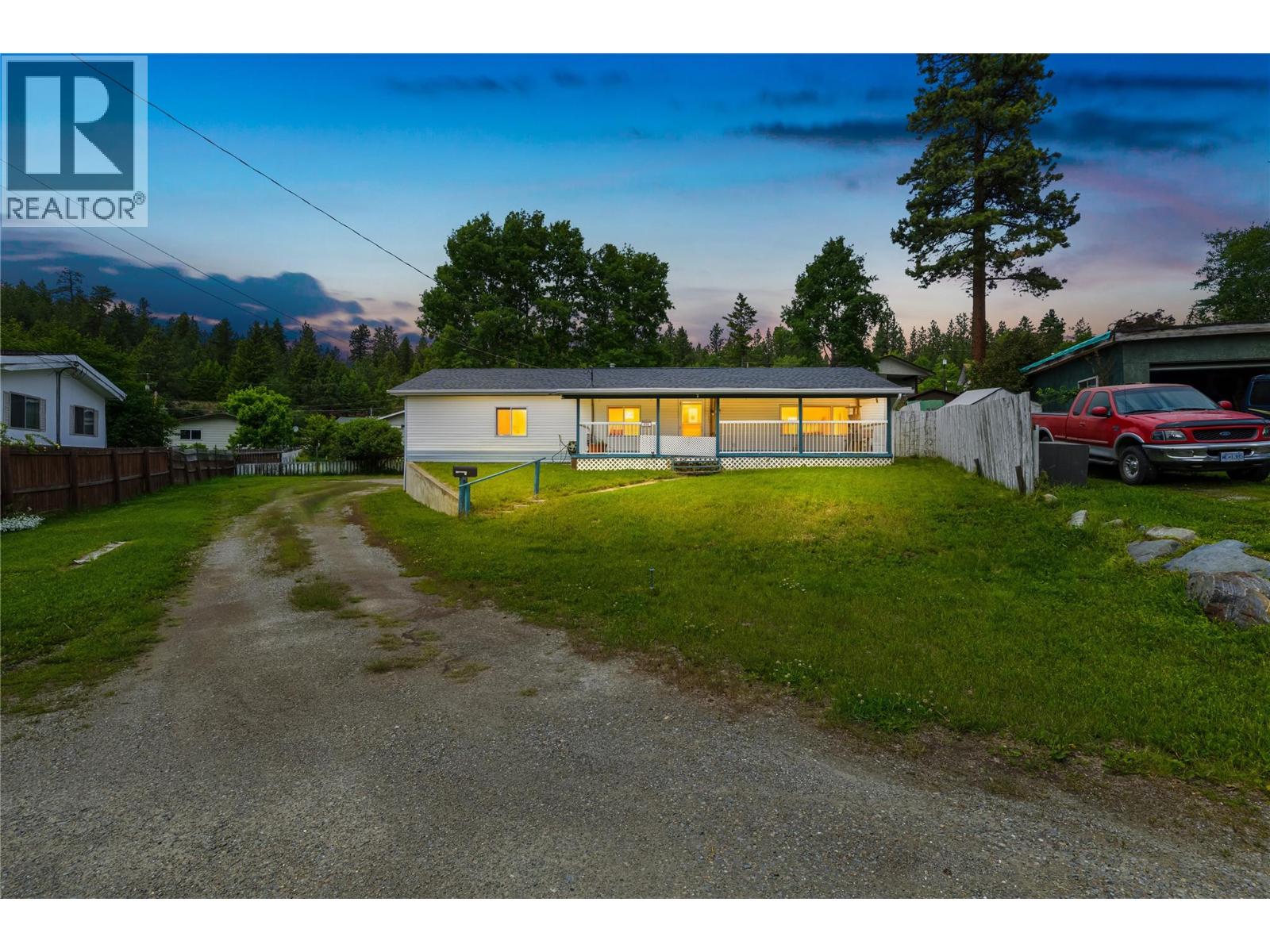 858 301st Street, Marysville, British Columbia  V1A 3J9 - Photo 1 - 10391469