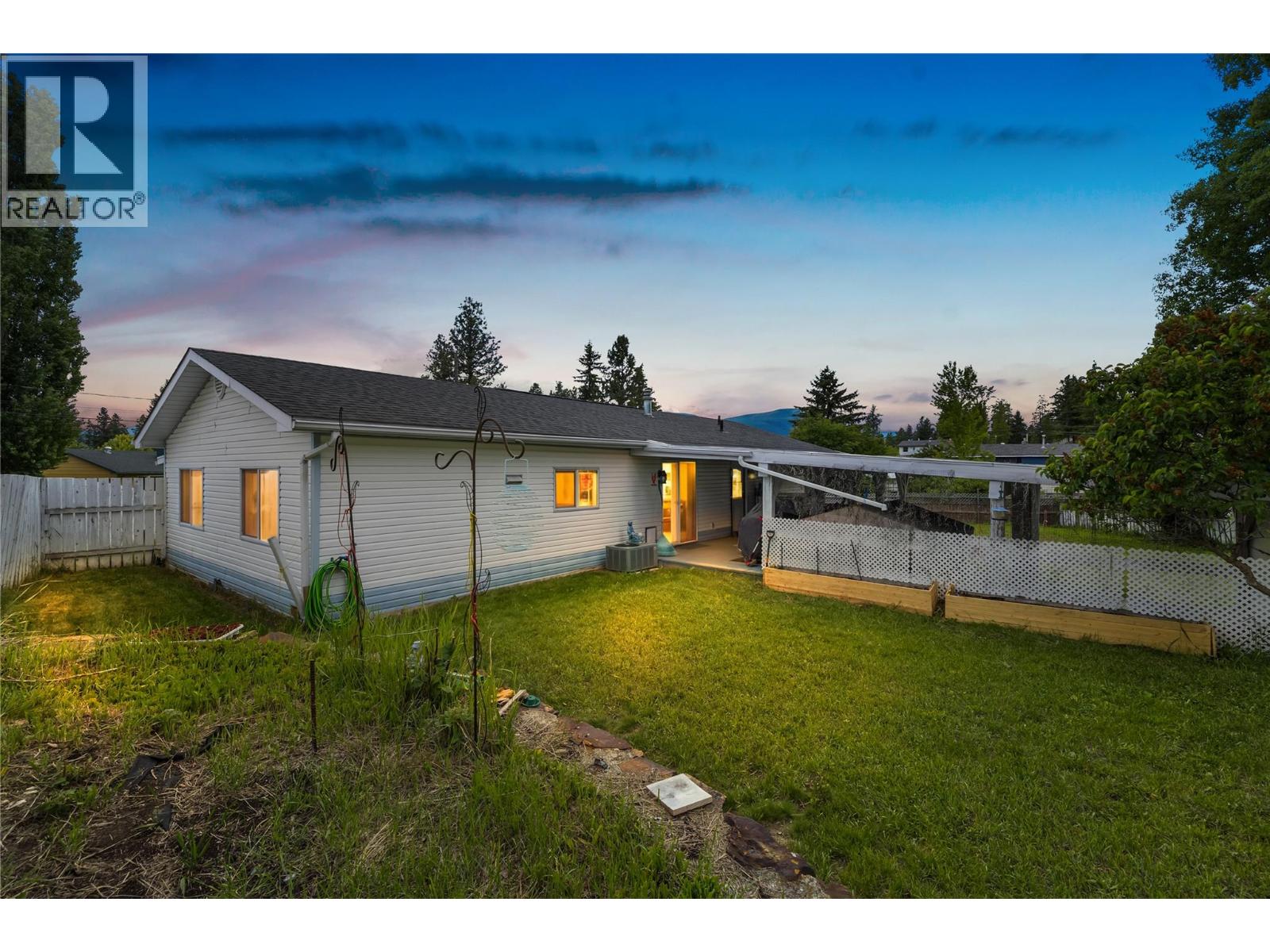 858 301st Street, Marysville, British Columbia  V1A 3J9 - Photo 2 - 10391469