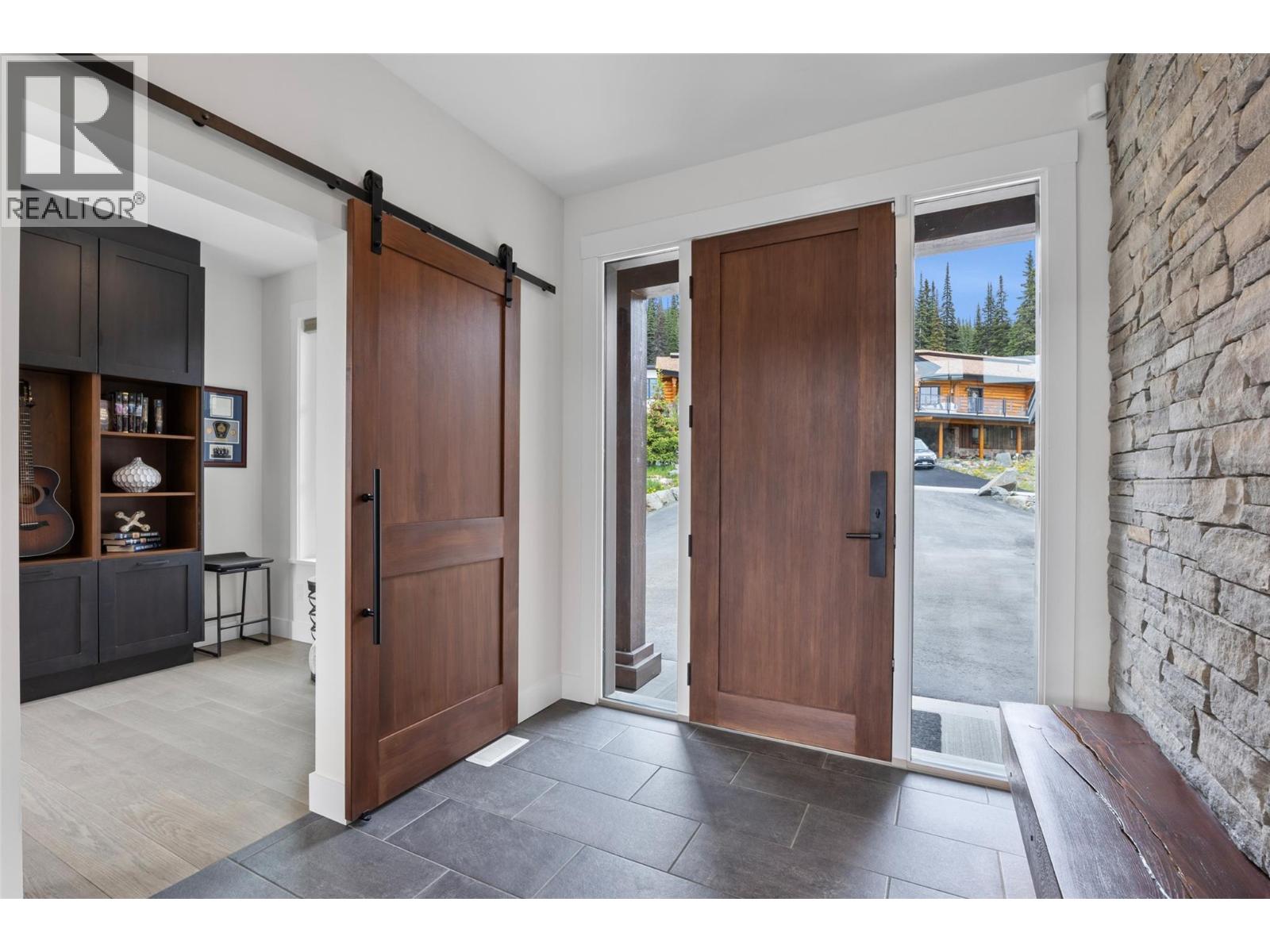 5325 Lookout Ridge Drive, Sun Peaks, British Columbia  V0E 5N0 - Photo 2 - 10390733